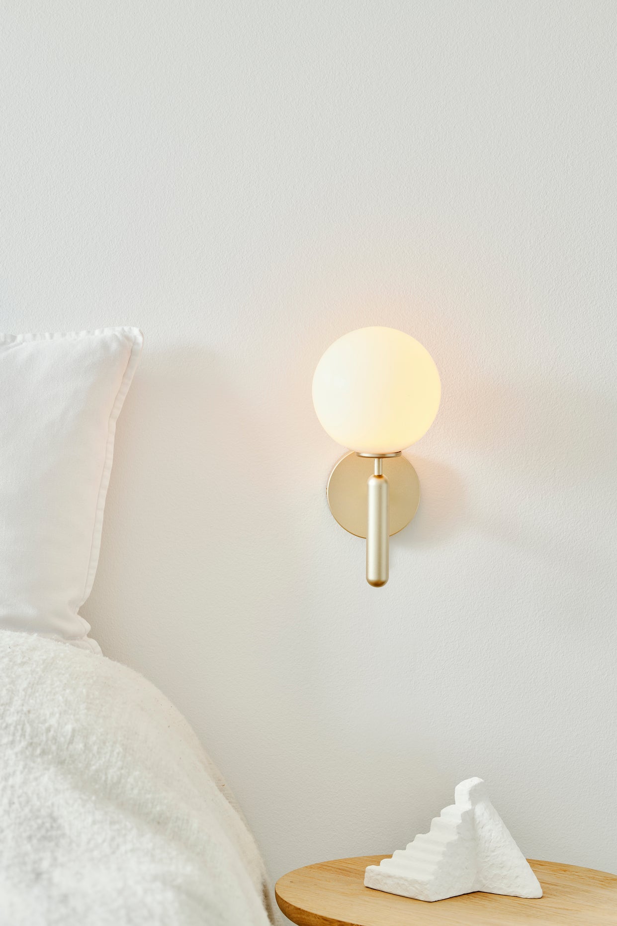 MIIRA Wall Lamp in Brass with Opal Glass