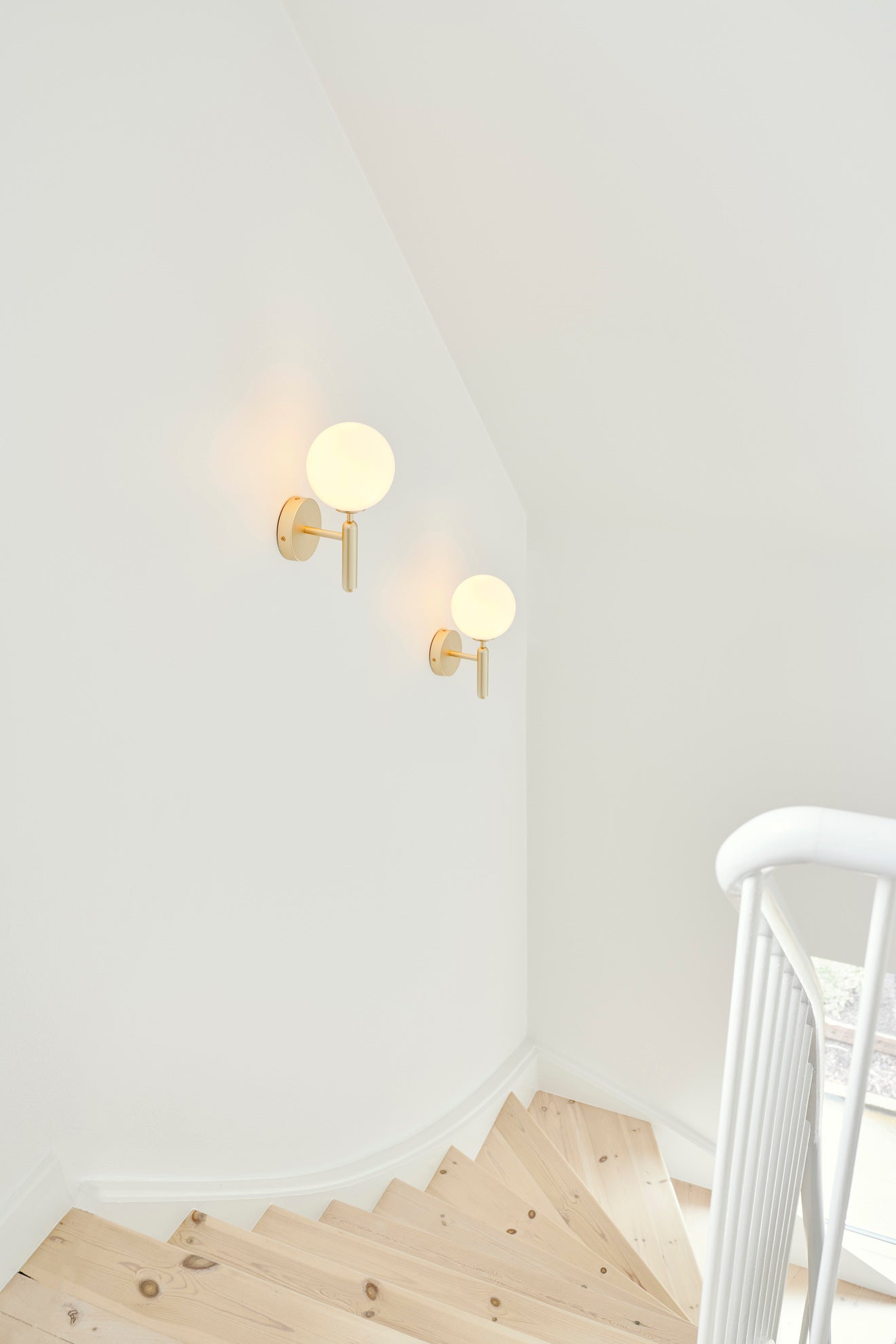 MIIRA Wall Lamp in Brass with Opal Glass