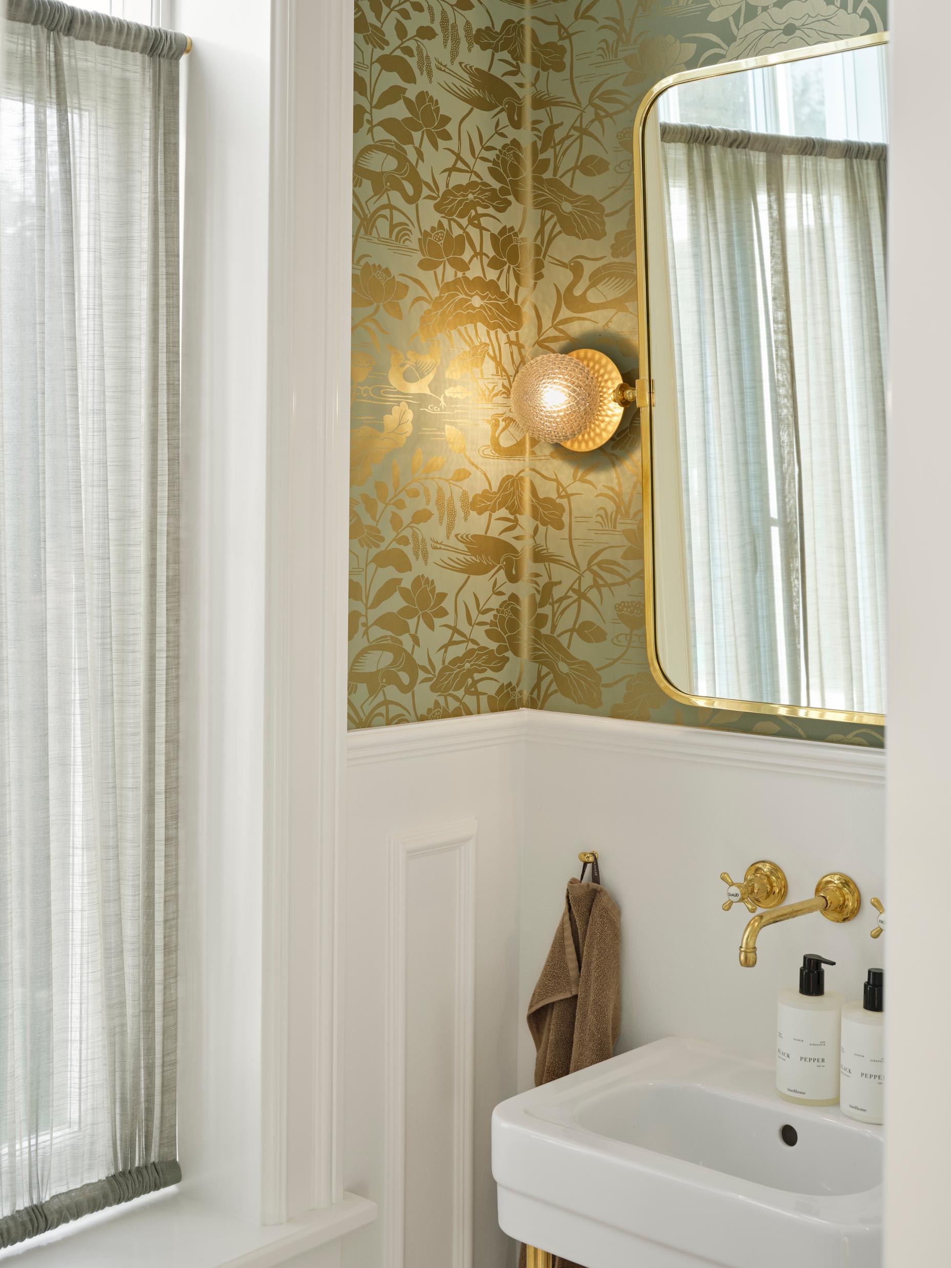 Wandlampe LIILA in Gold mit transparentem Glas