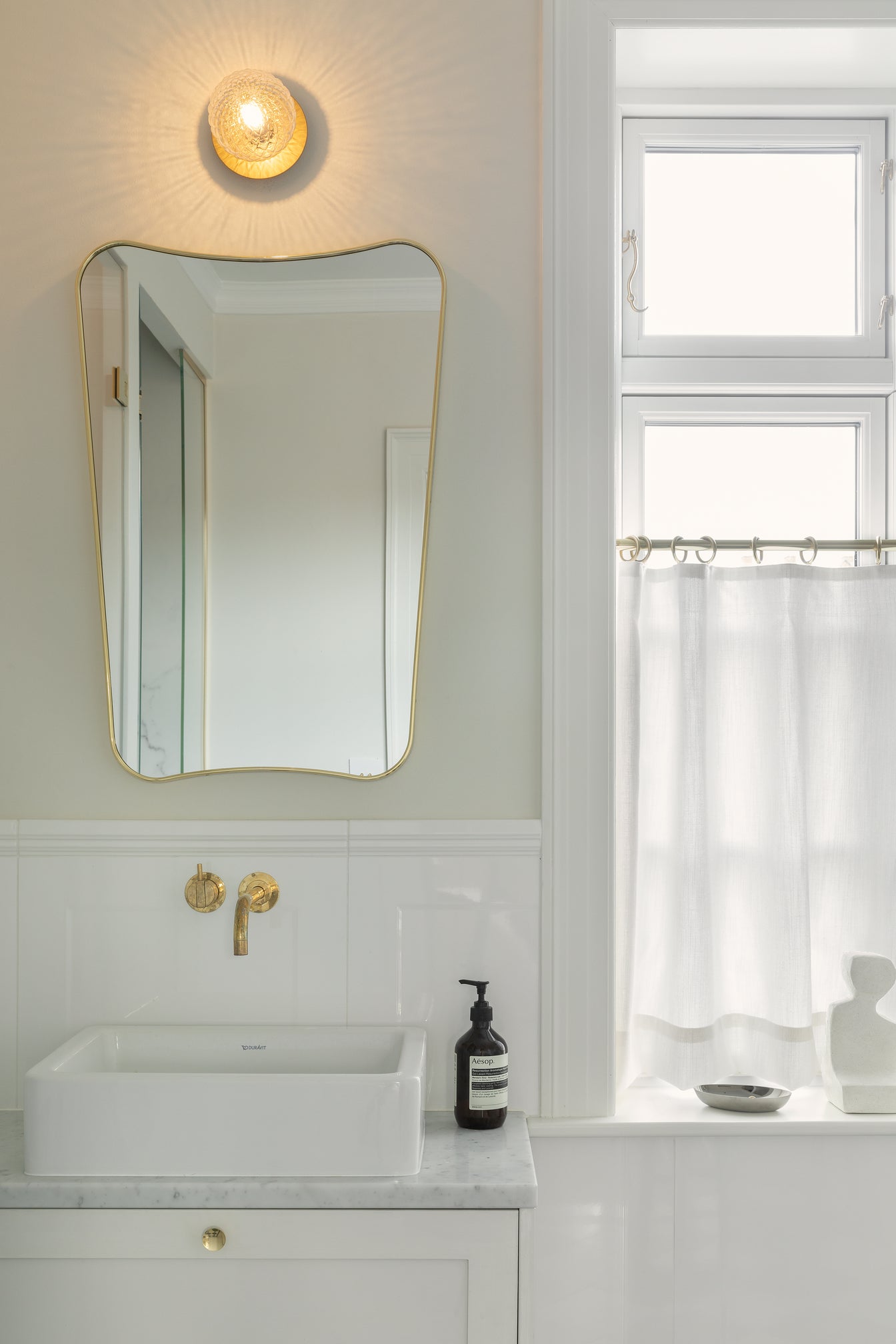 Wandlampe LIILA in Gold mit transparentem Glas