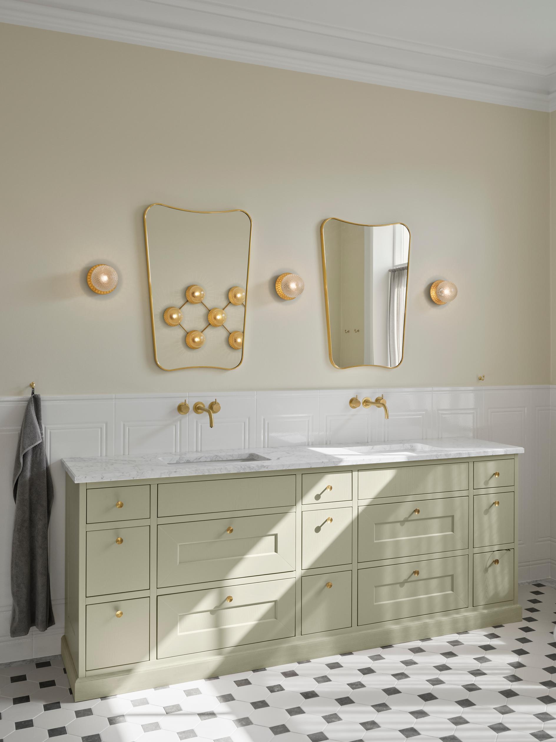 Wandlampe LIILA in Gold mit transparentem Glas