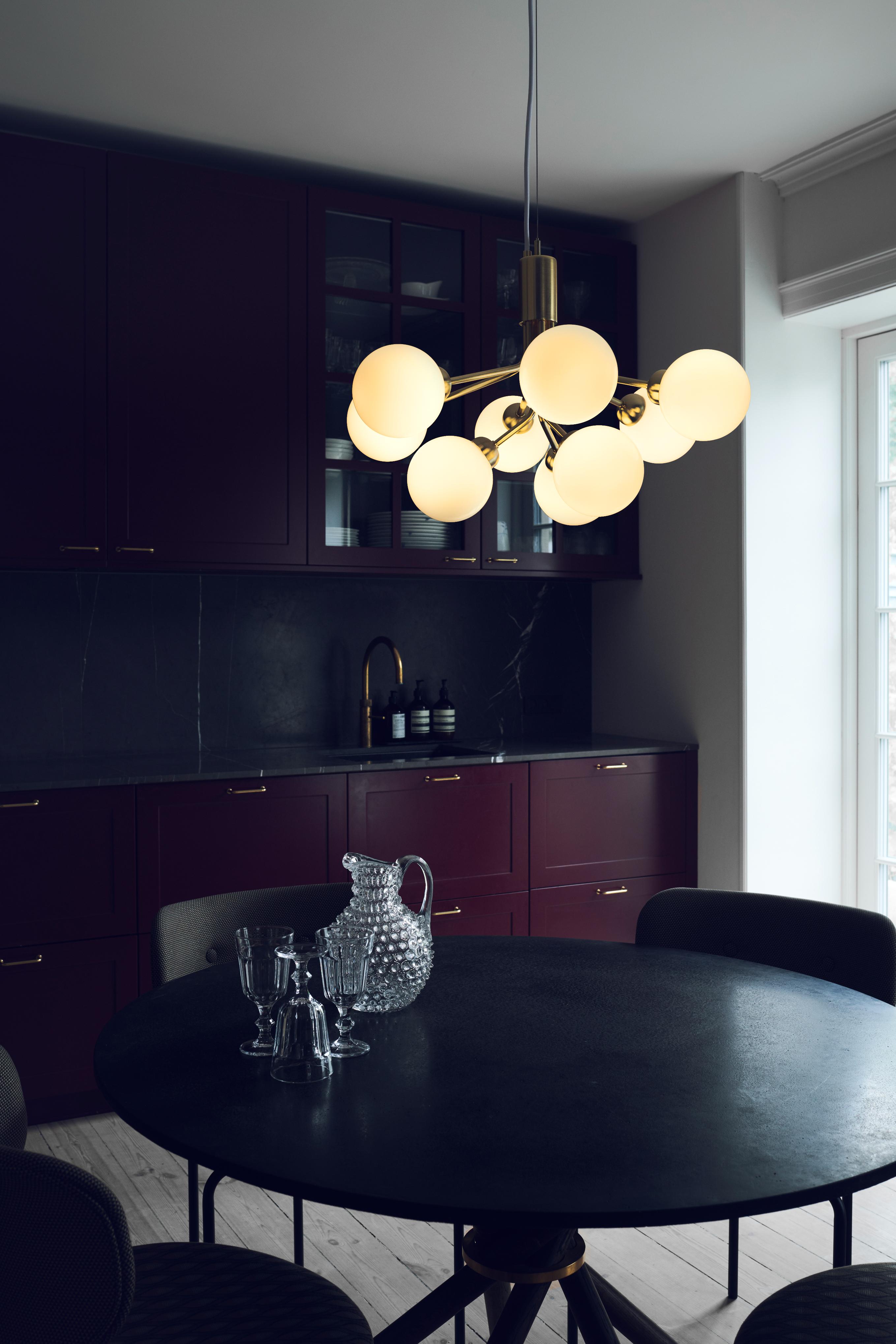 Pendelleuchte APIALES 9 aus Messing mit opalem Glas