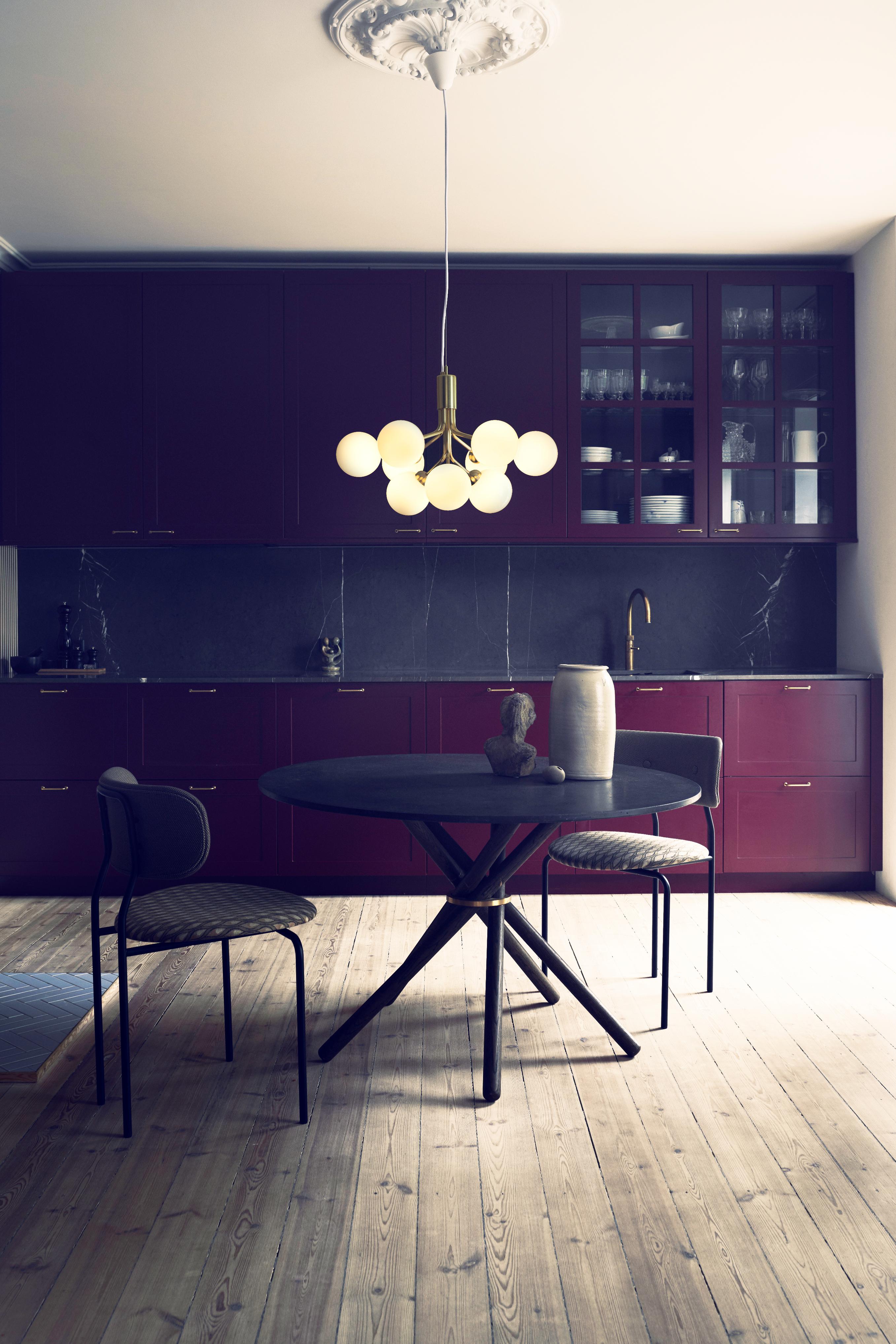 Pendelleuchte APIALES 9 aus Messing mit opalem Glas