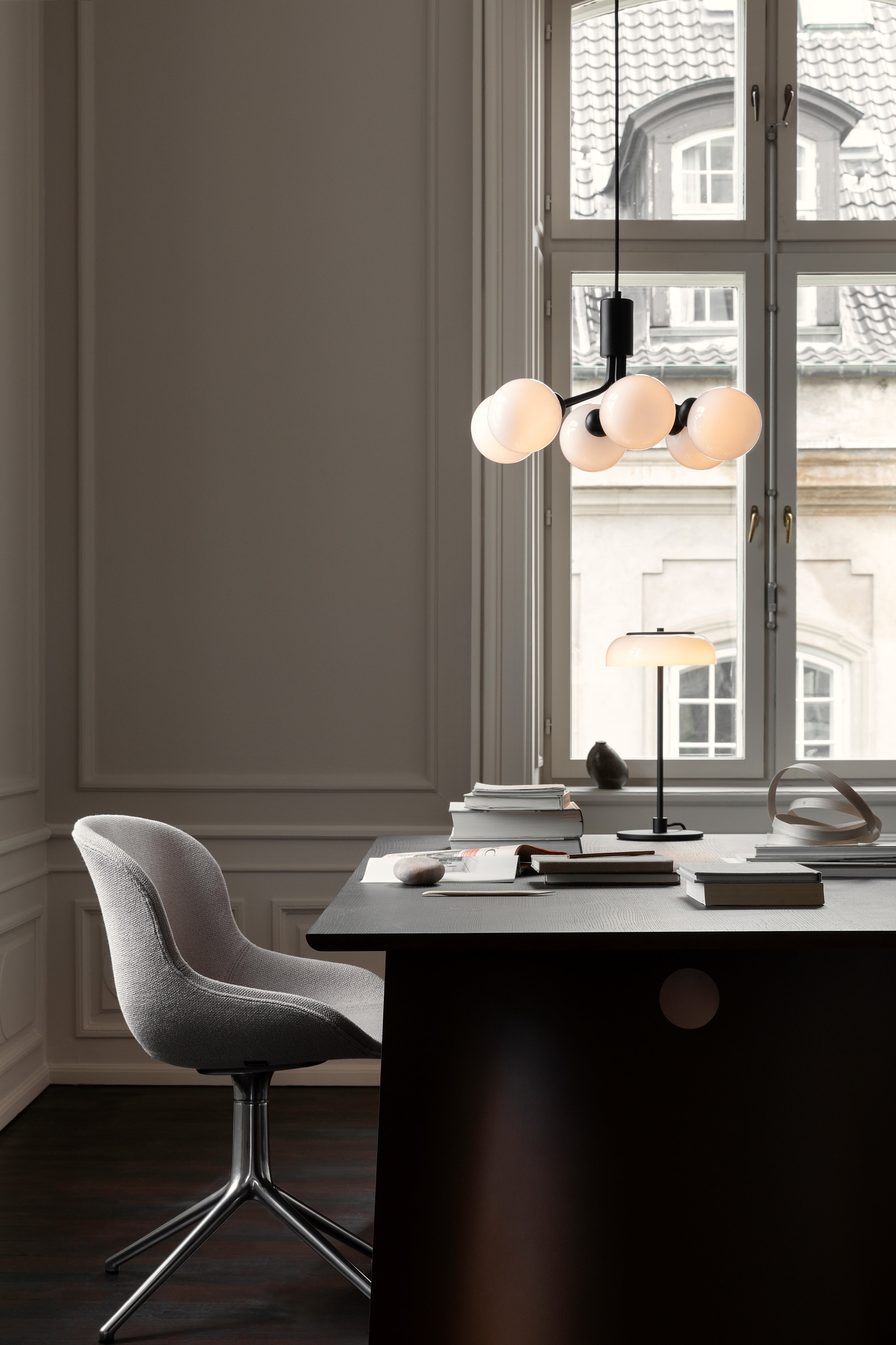 Pendelleuchte APIALES 6 schwarz mit opalem Glas