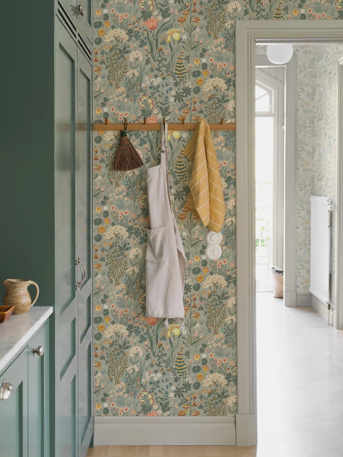 Tapete mit floralem Blumenmuster BLOMSTERHAV grau mit grün