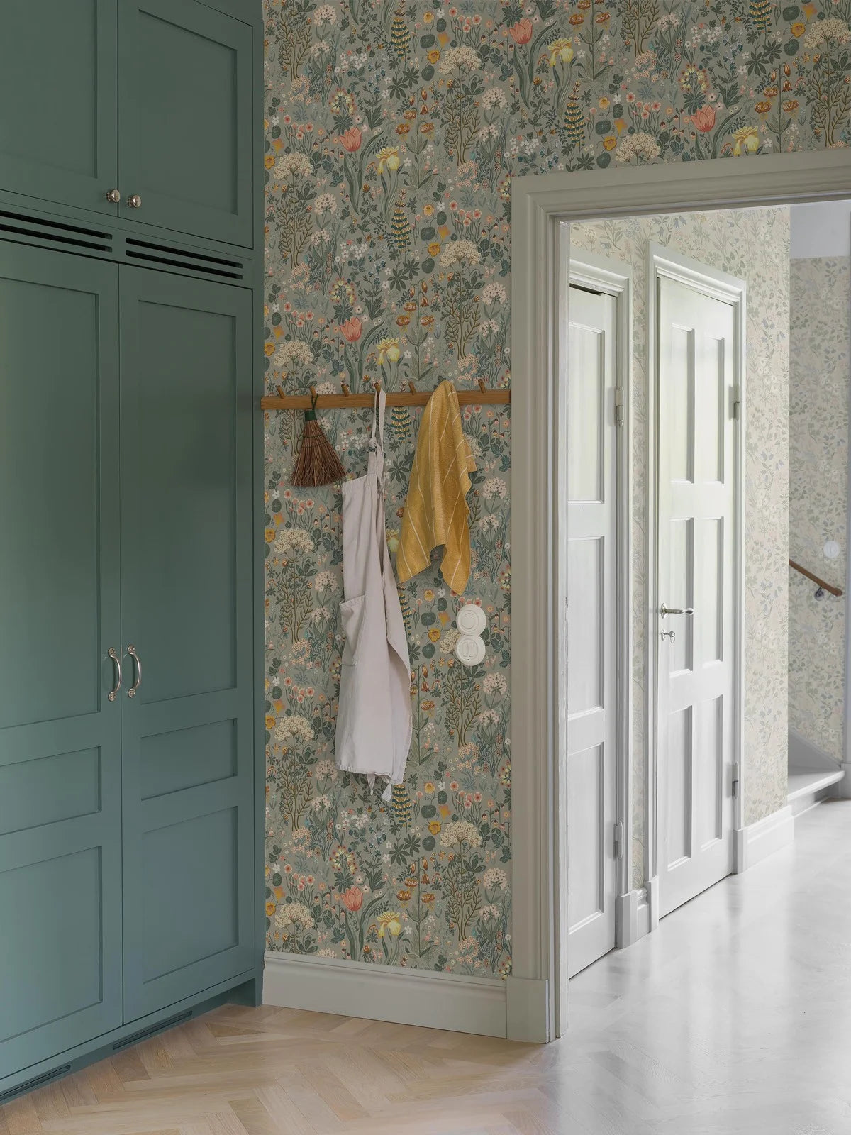 Tapete mit floralem Blumenmuster BLOMSTERHAV grau mit grün