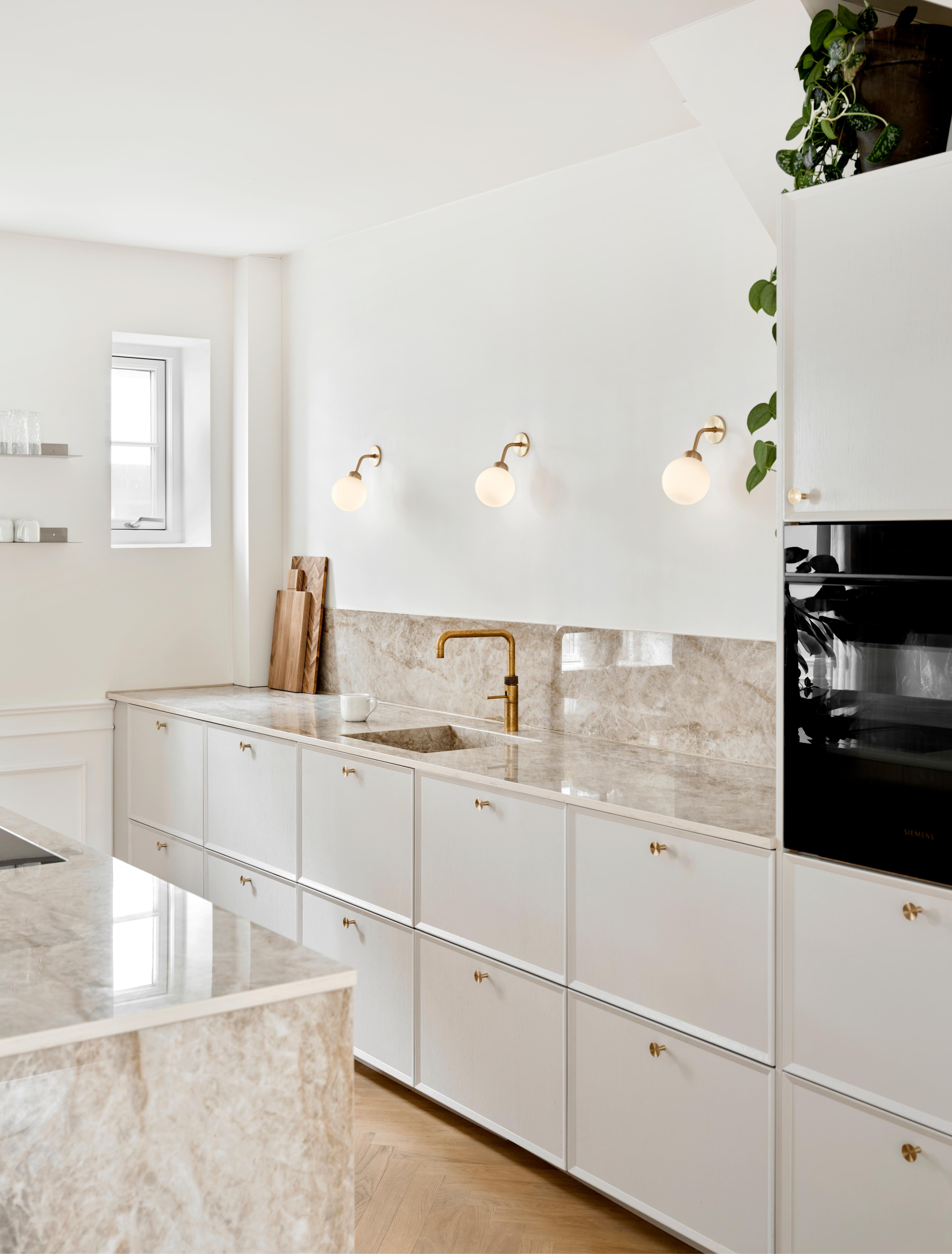 APIALES Wall Lamp in Brass with Opal Glass