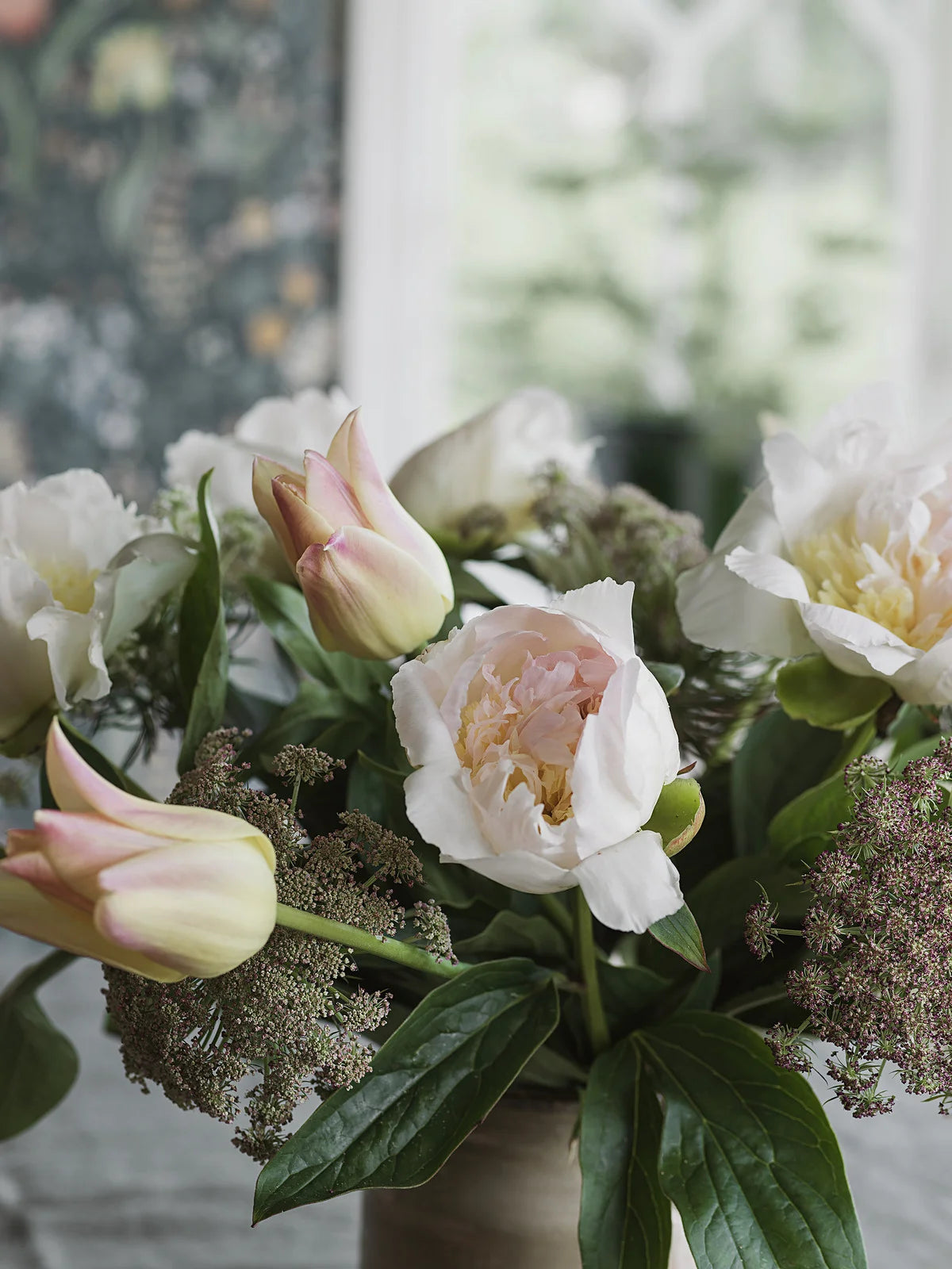 Tapete mit floralem Blumenmuster BLOMSTERHAV in Marineblau mit Grün
