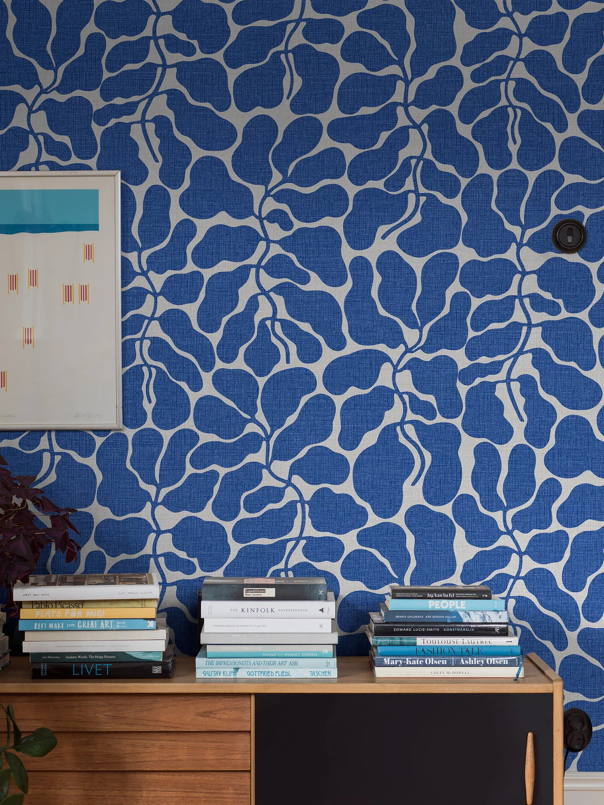 Vlies-Tapete mit pflanzlichem Muster MY SECRET GARDEN blau mit weiß