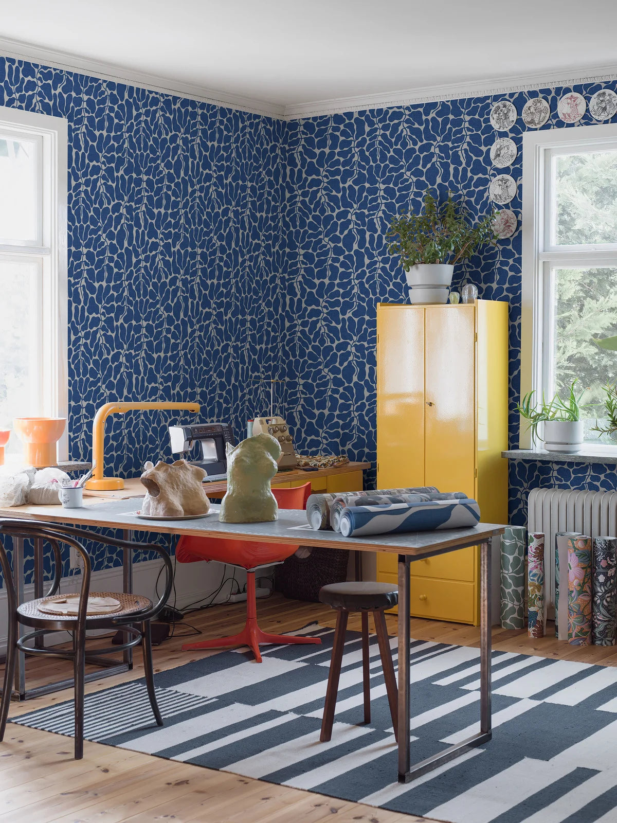 Vlies-Tapete mit pflanzlichem Muster MY SECRET GARDEN blau mit weiß