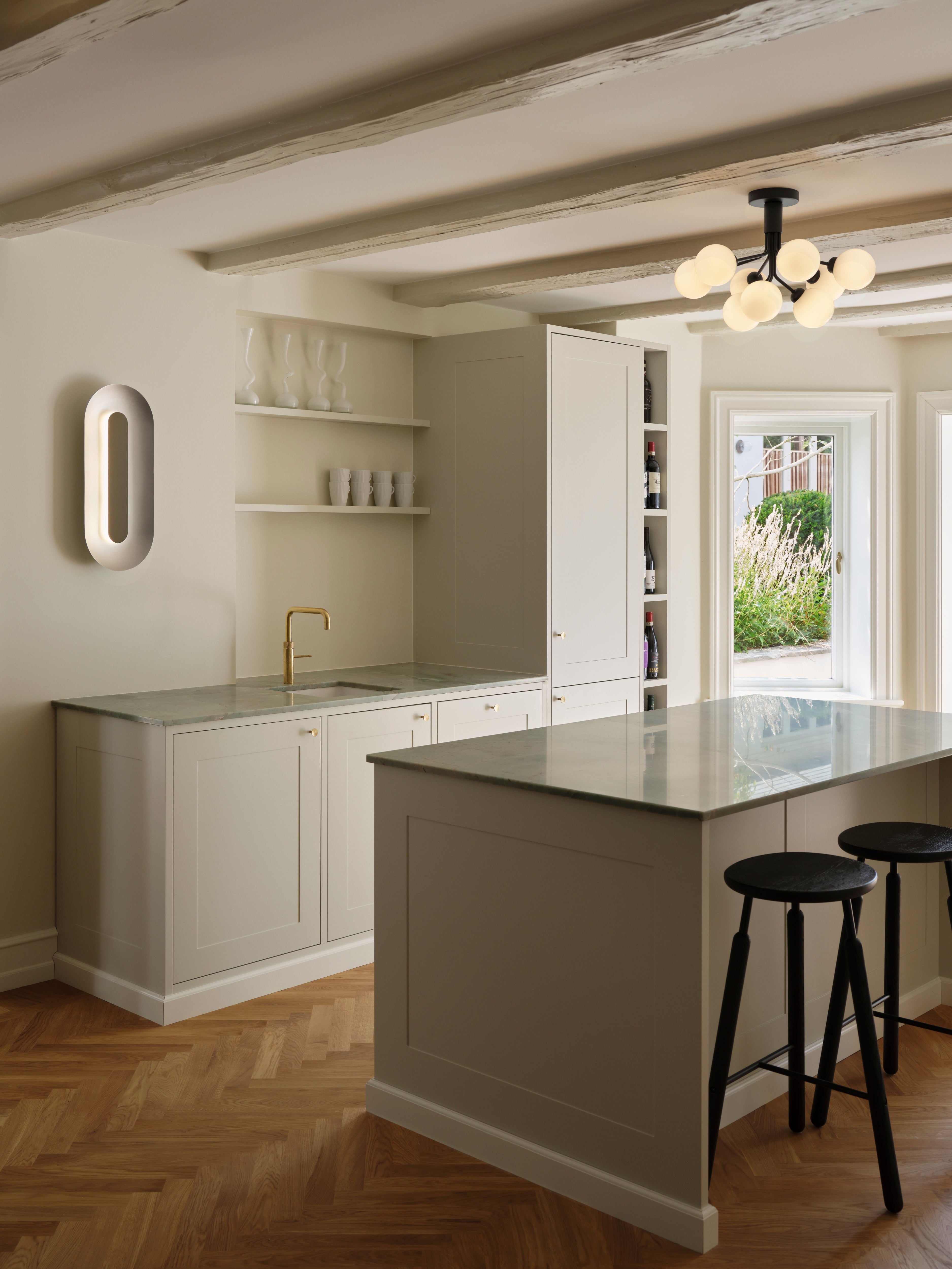 Deckenleuchte APIALES 9 schwarz mit opalem Glas
