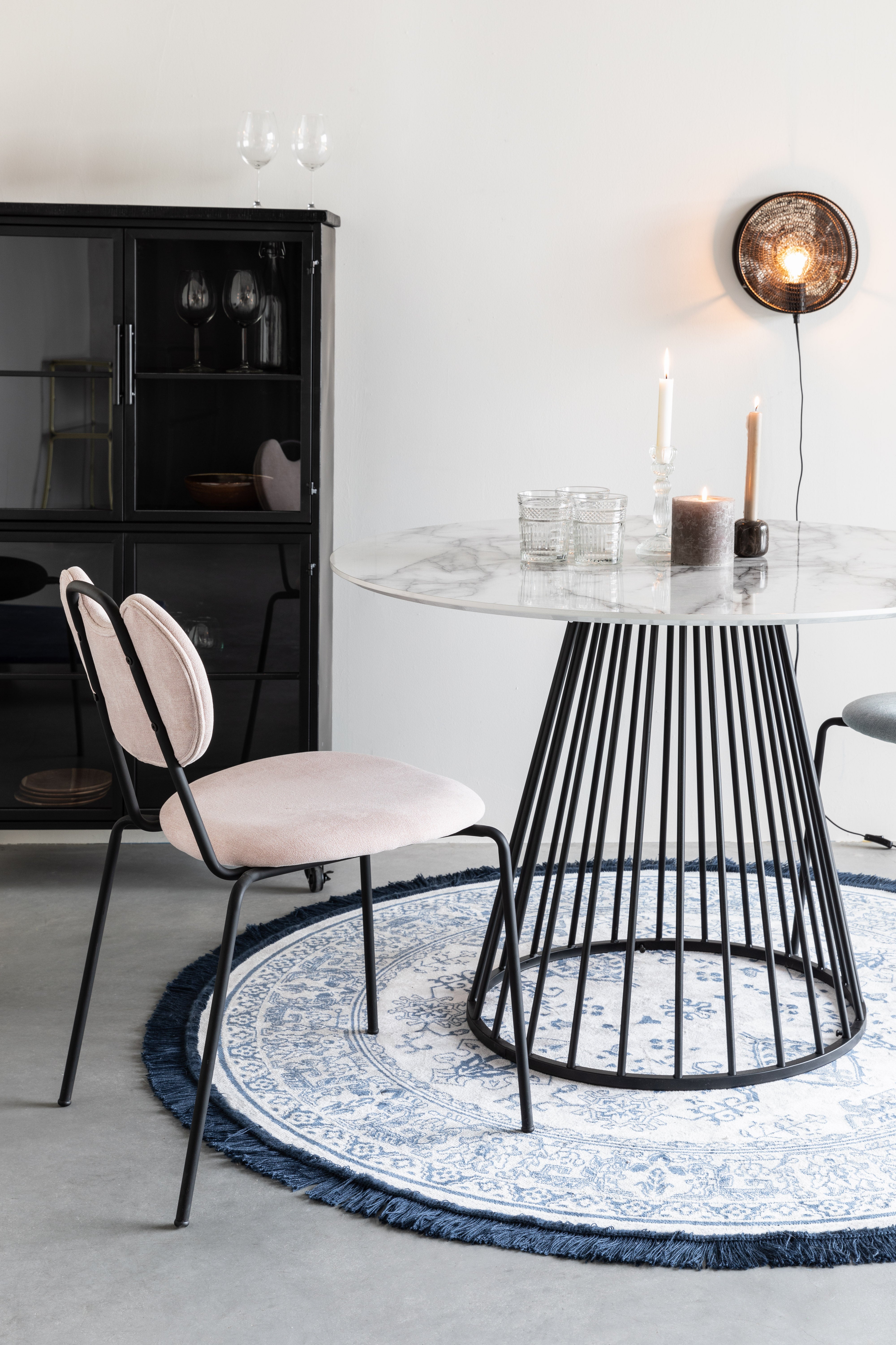 Runder Tisch Floris White Marmor mit einer schwarzen Basis