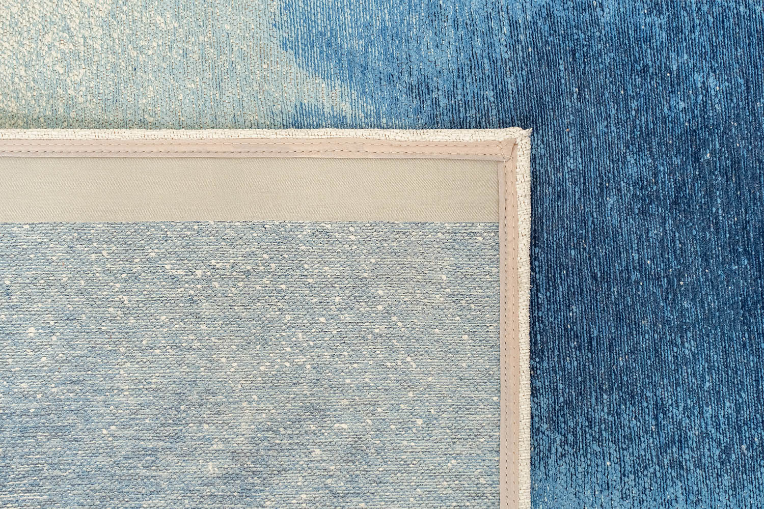 DROP rug white with blue