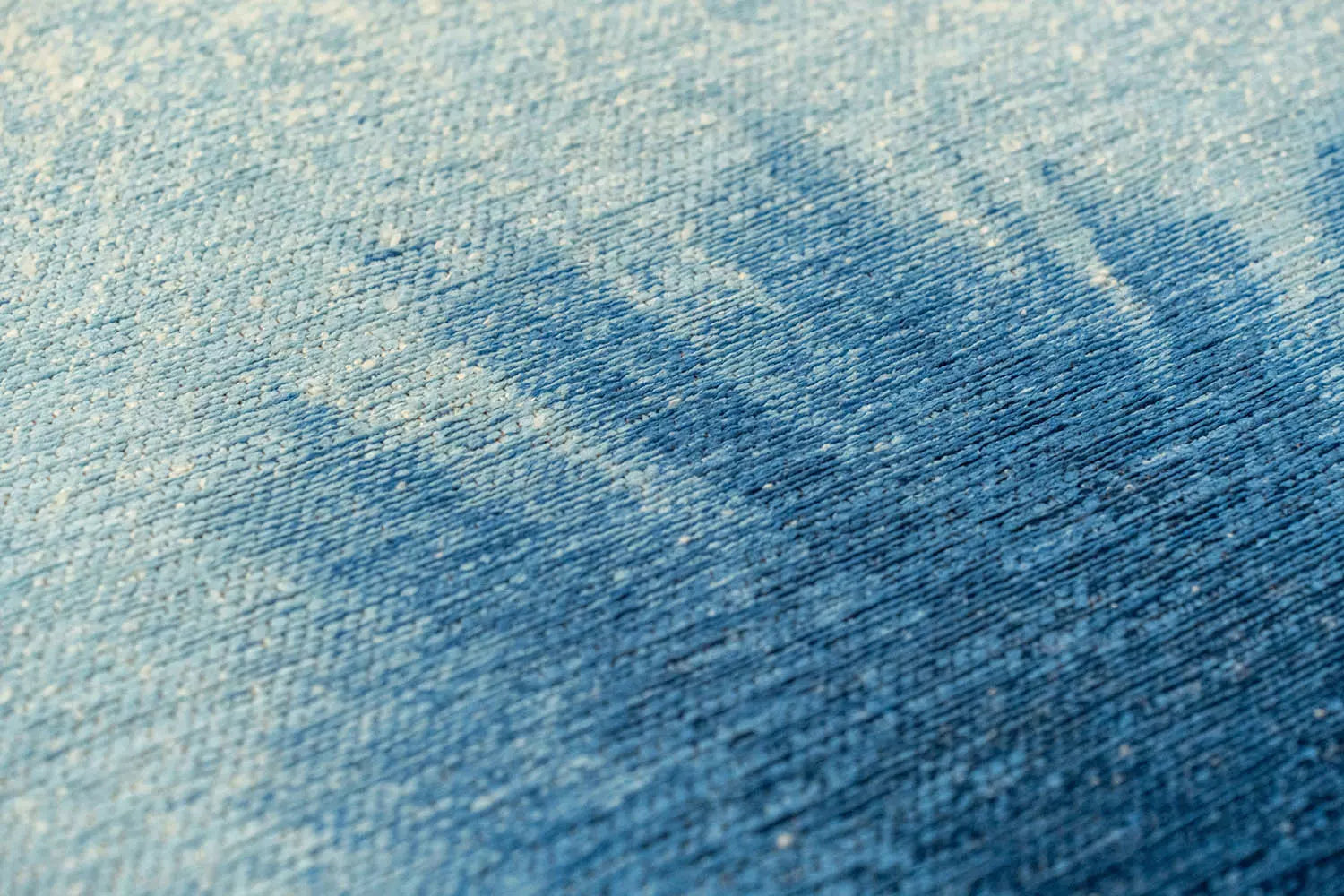 DROP rug white with blue