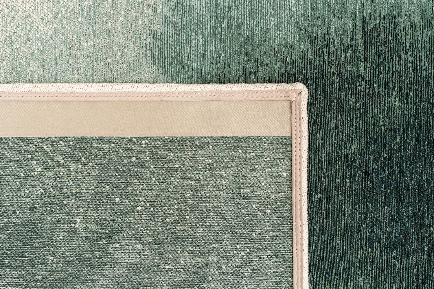 DROP rug white with dark green