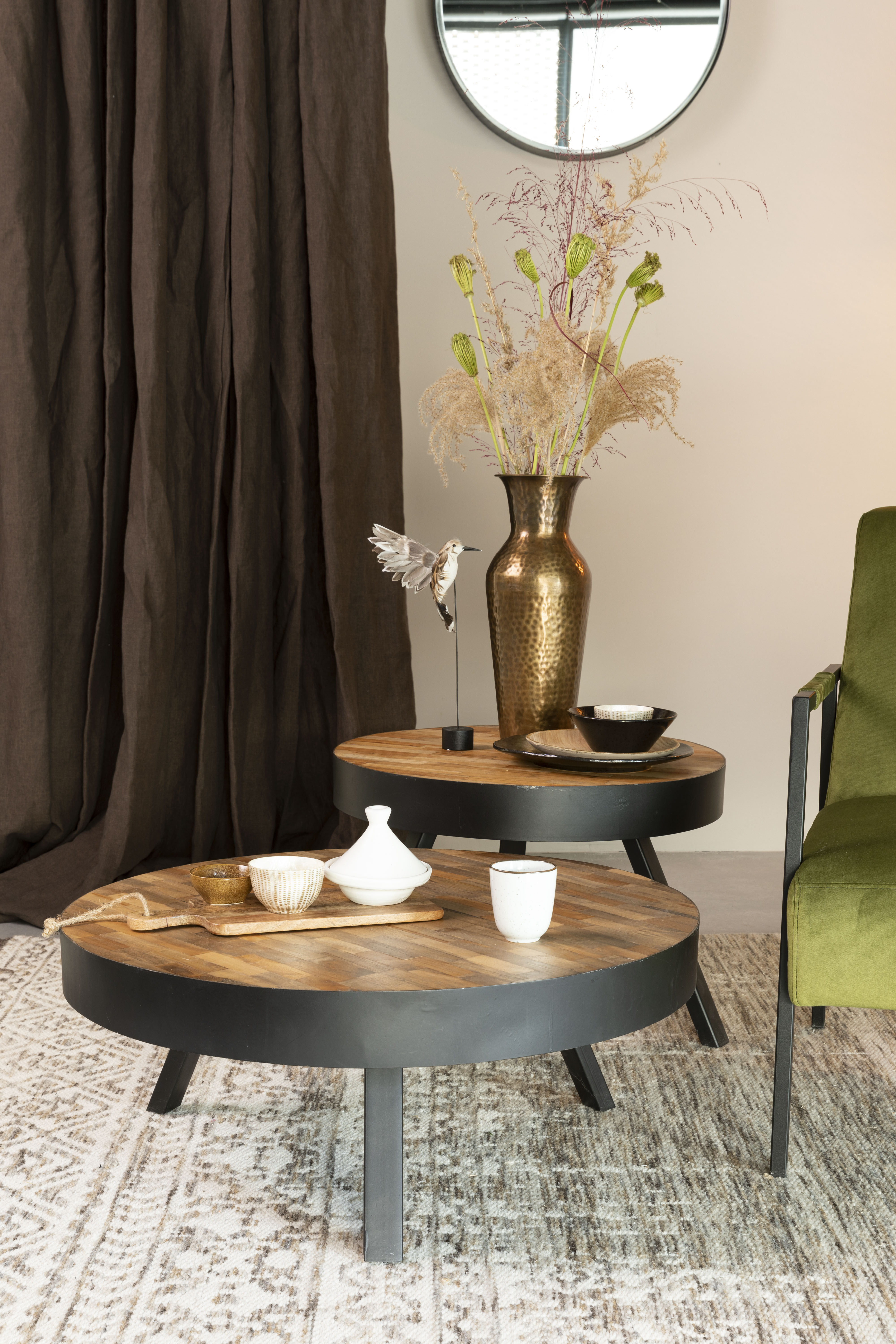Couchtisch SURI aus Teakholz mit schwarzem Gestell