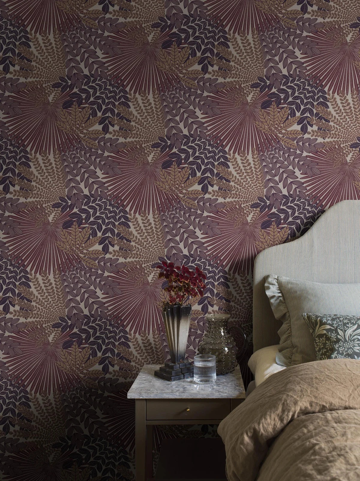 Tapete mit pflanzlichem Motiv VELVET LEAVES lila mit beige
