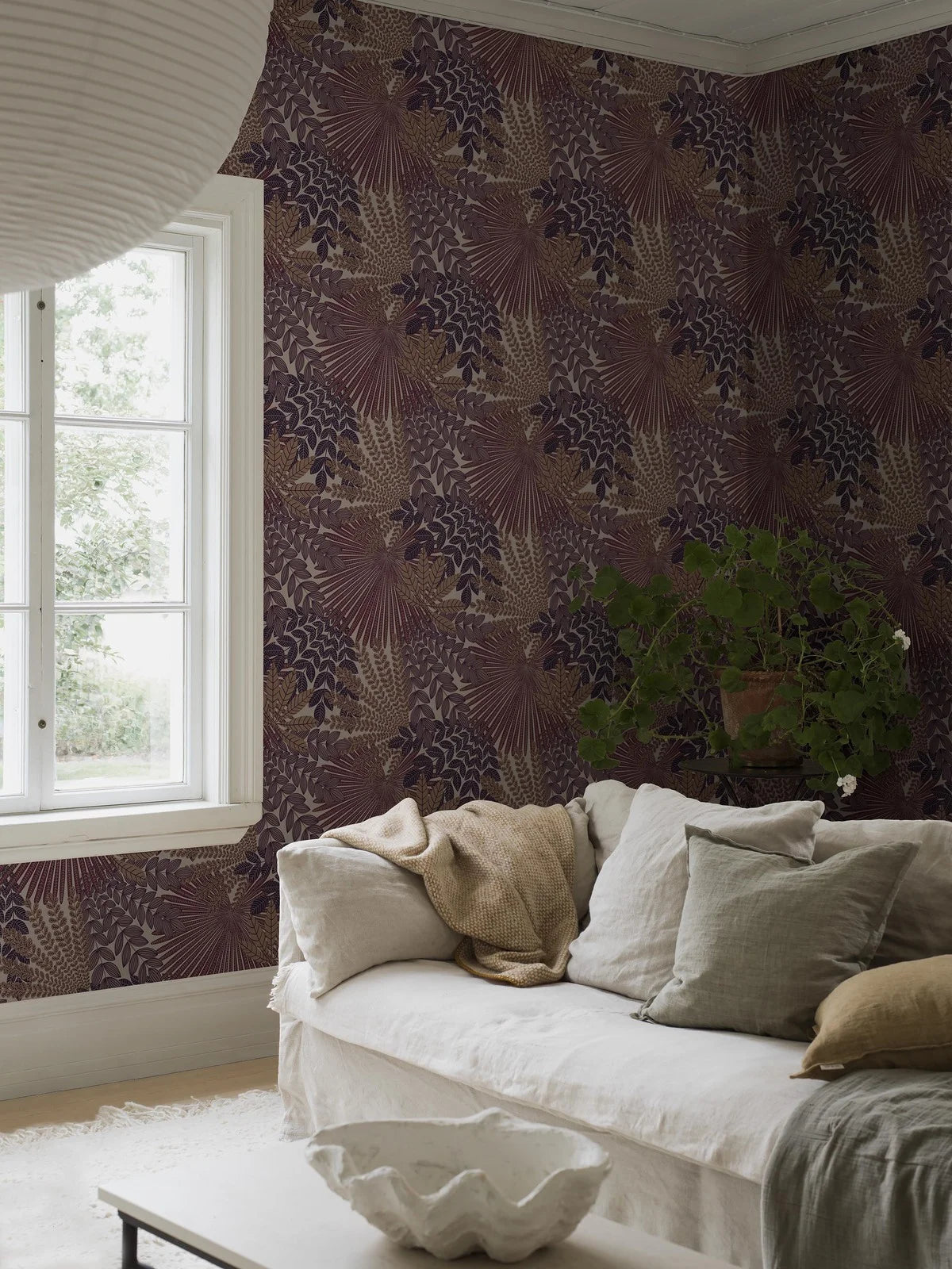 Tapete mit pflanzlichem Motiv VELVET LEAVES lila mit beige