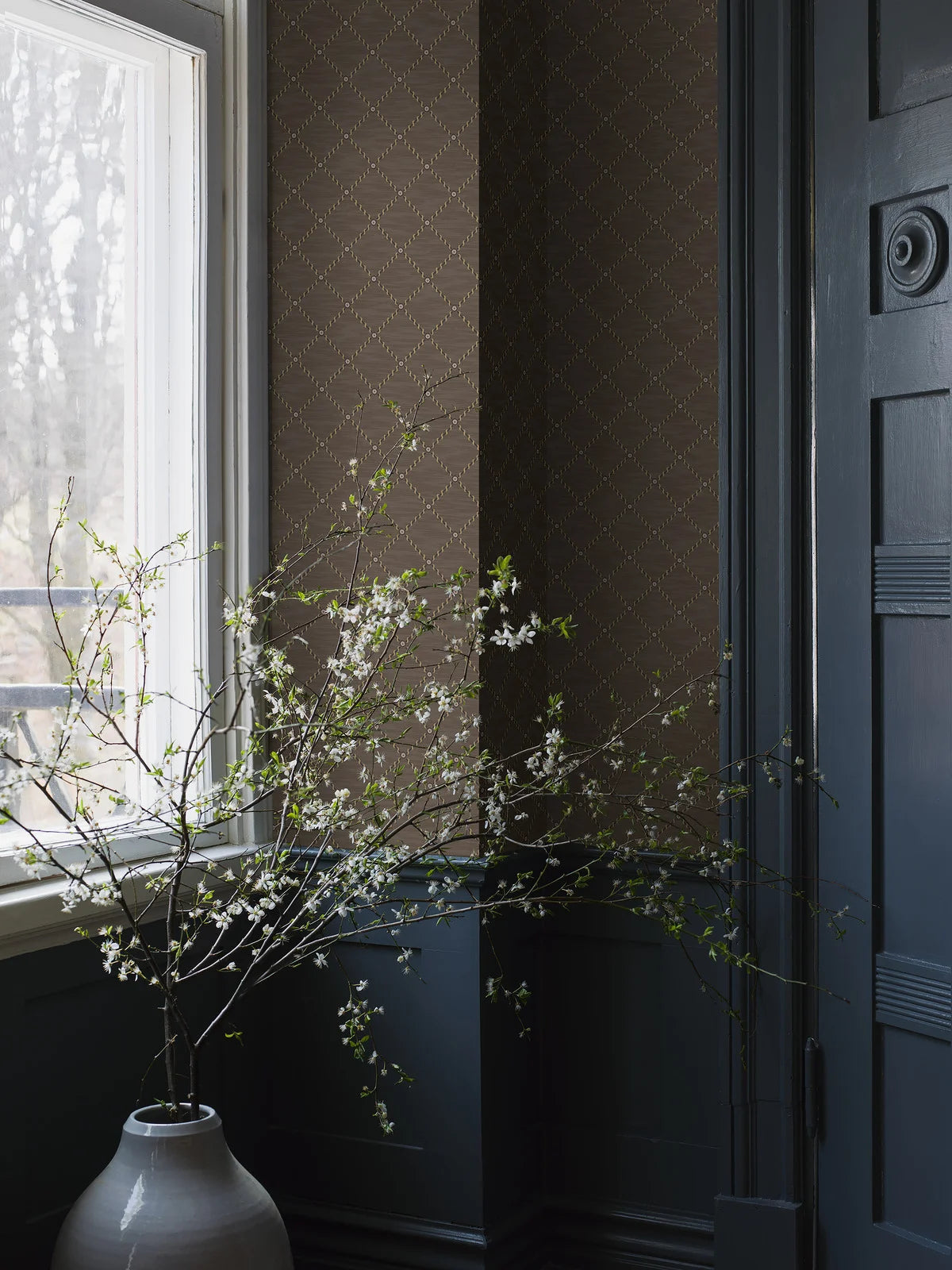 Tapete mit geometrischem Muster GOLDEN TRELLIS braun mit goldenen Akzenten