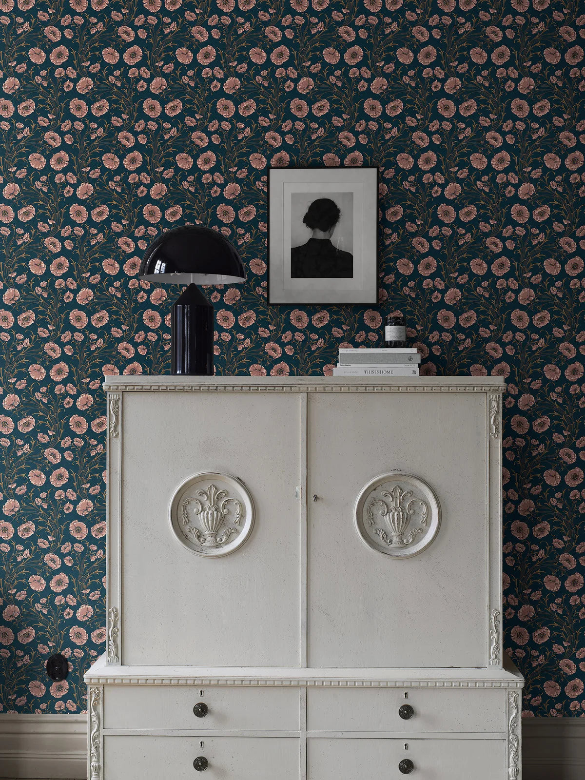 Tapete mit floralem Motiv von Blumen POPPY FLOW in Marineblau mit Rosa