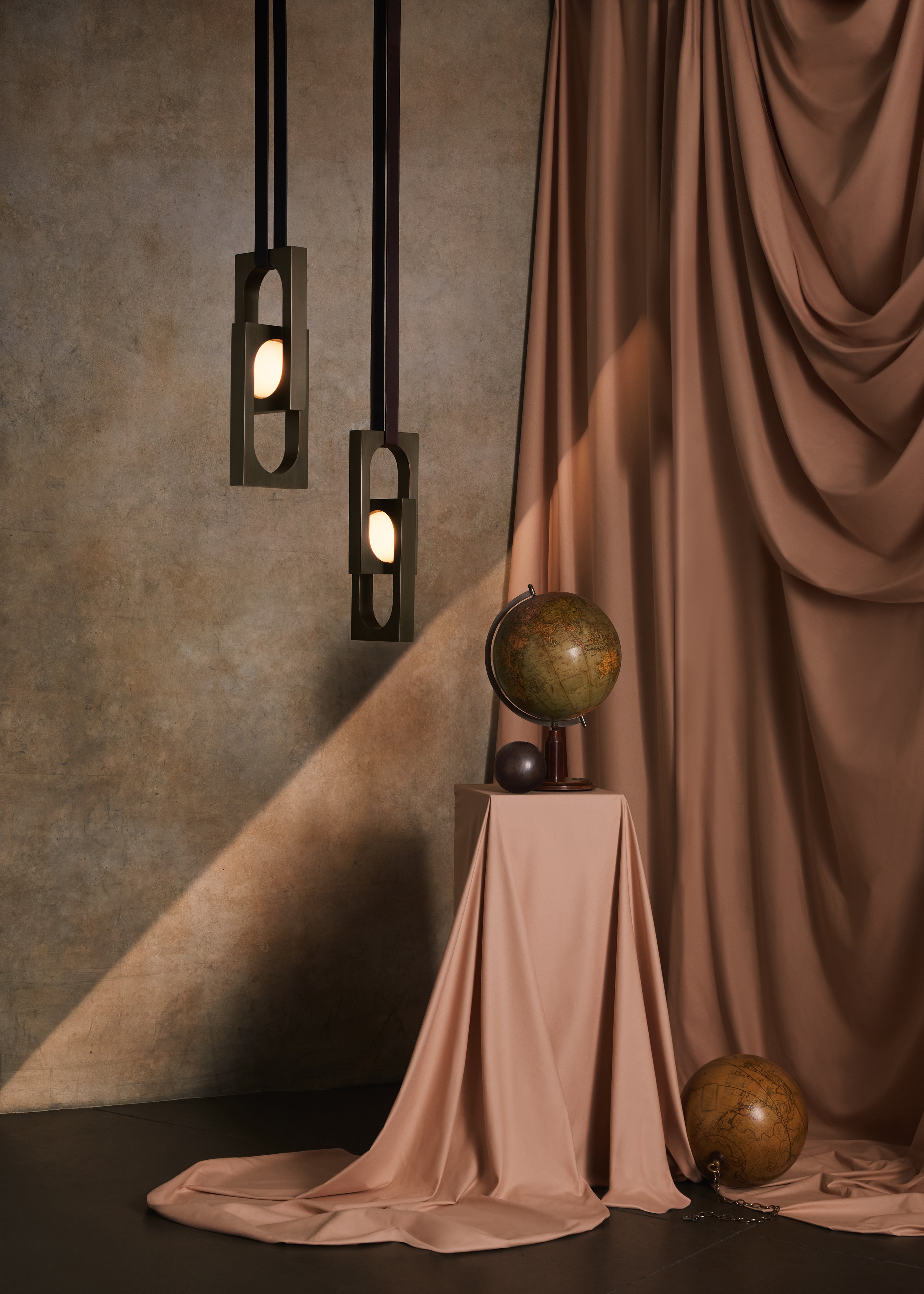 Pendelleuchte MYTHOS DUO mit opalem Schirm und Messingdetails