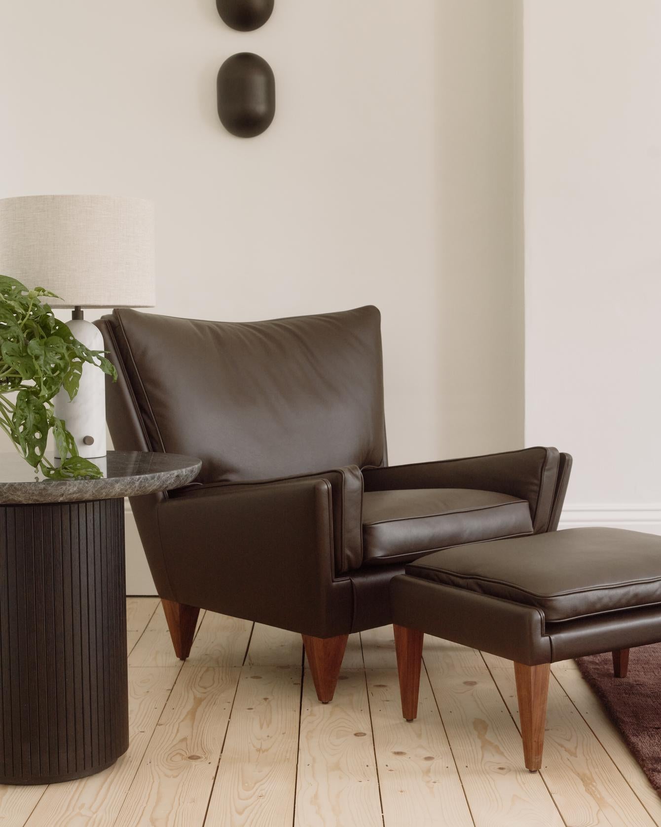 Puf V11 upholstered with a walnut base
