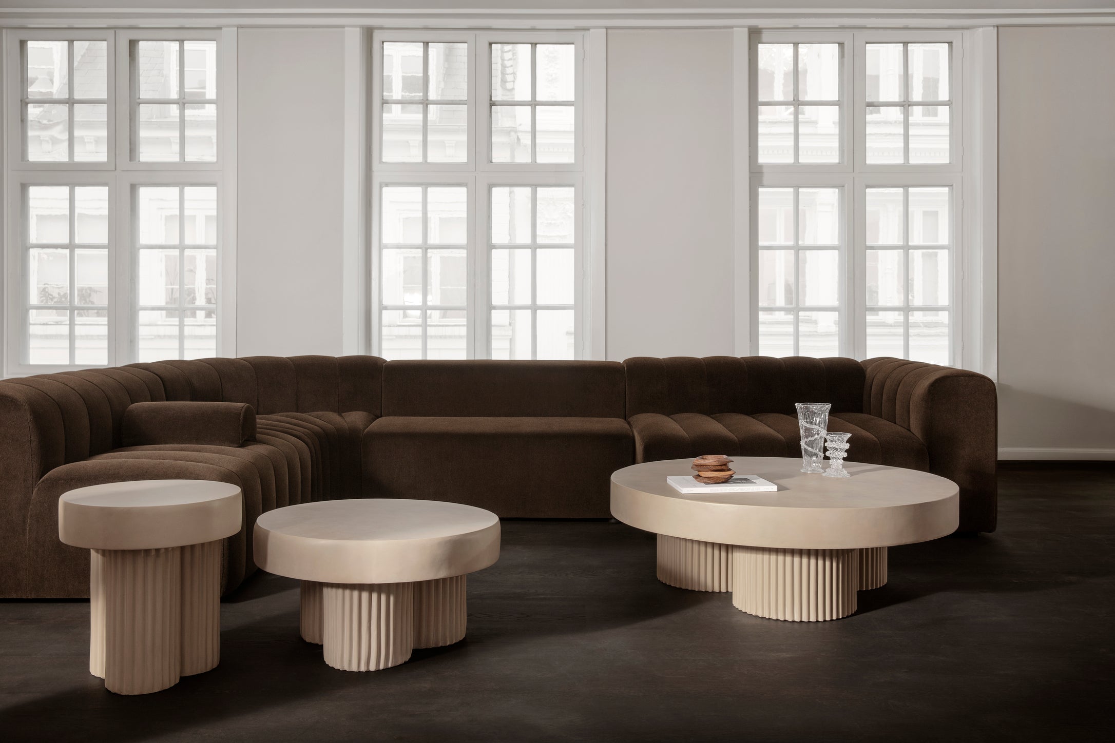 Beiger Beton-Couchtisch GEAR