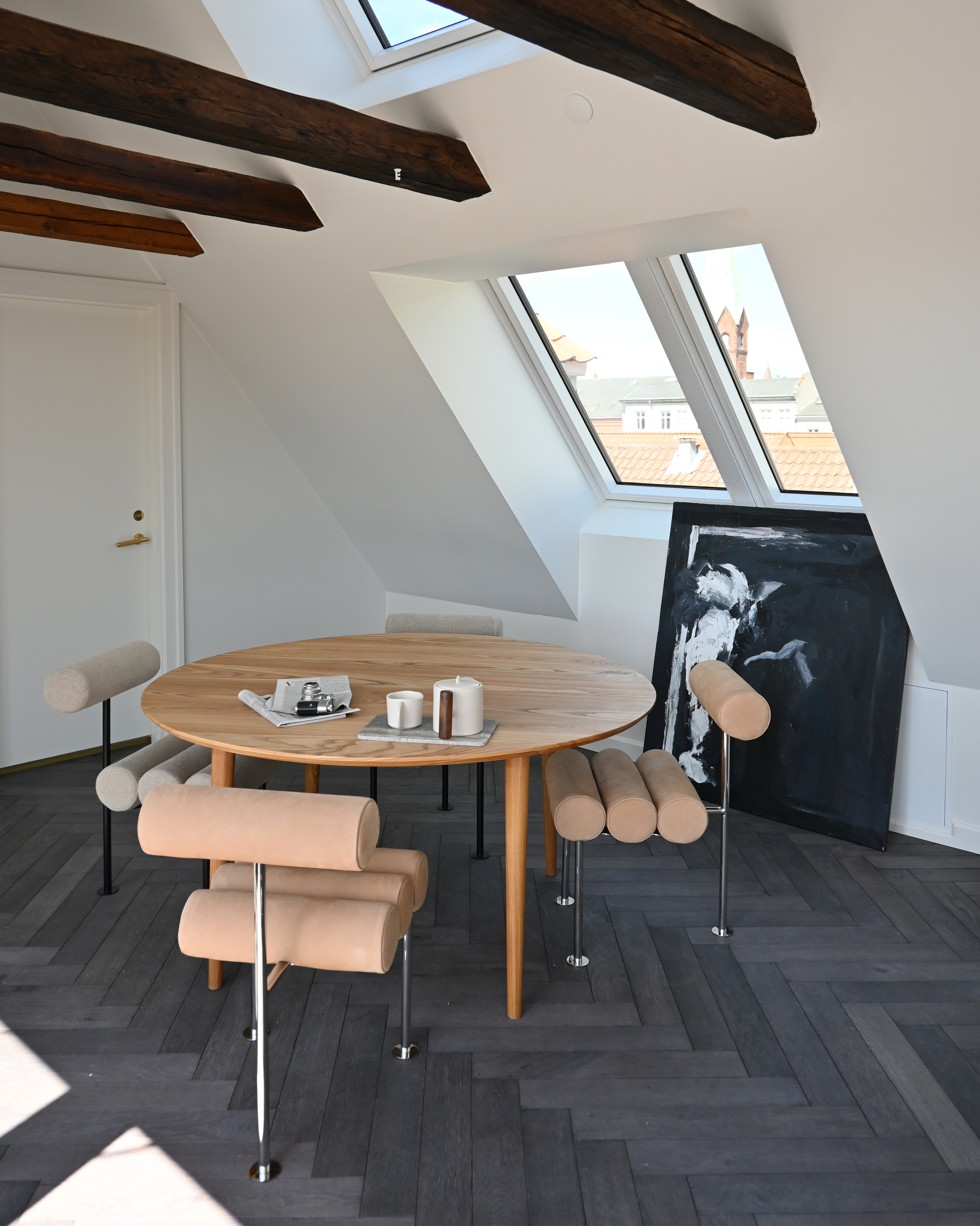 Stuhl HIRO warmbeige mit verchromtem Gestell