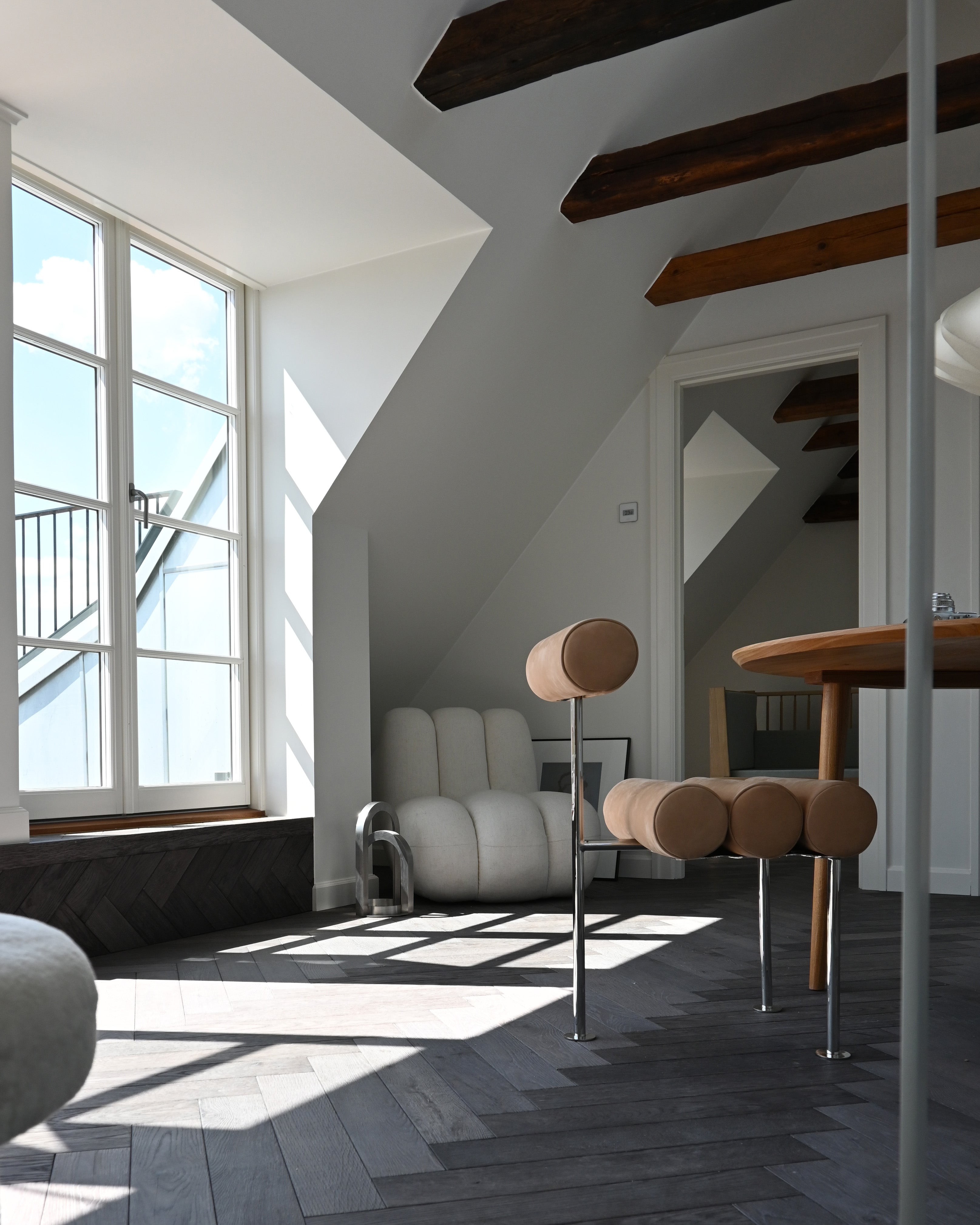 Stuhl HIRO warmbeige mit verchromtem Gestell