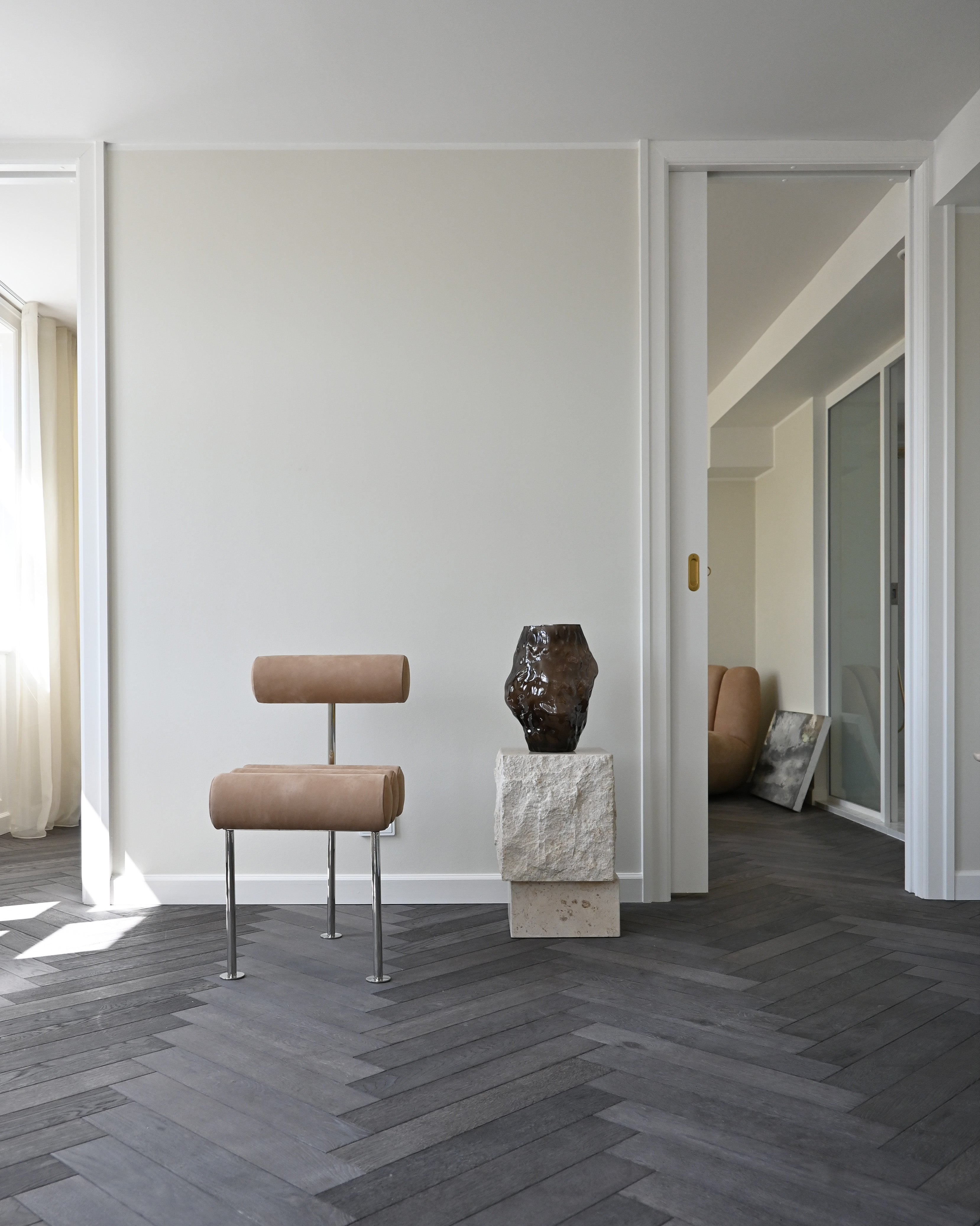 Stuhl HIRO warmbeige mit verchromtem Gestell