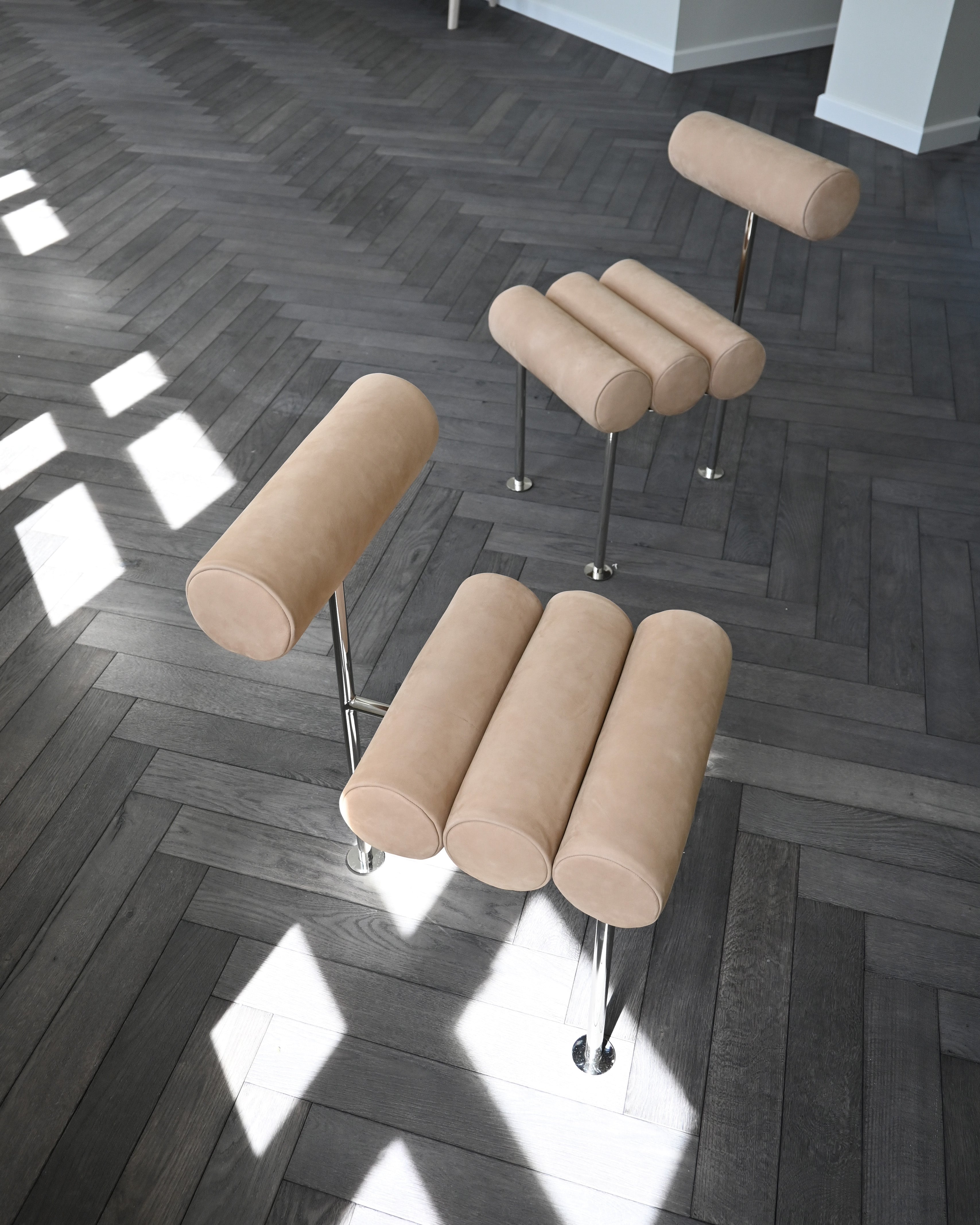 Stuhl HIRO warmbeige mit verchromtem Gestell