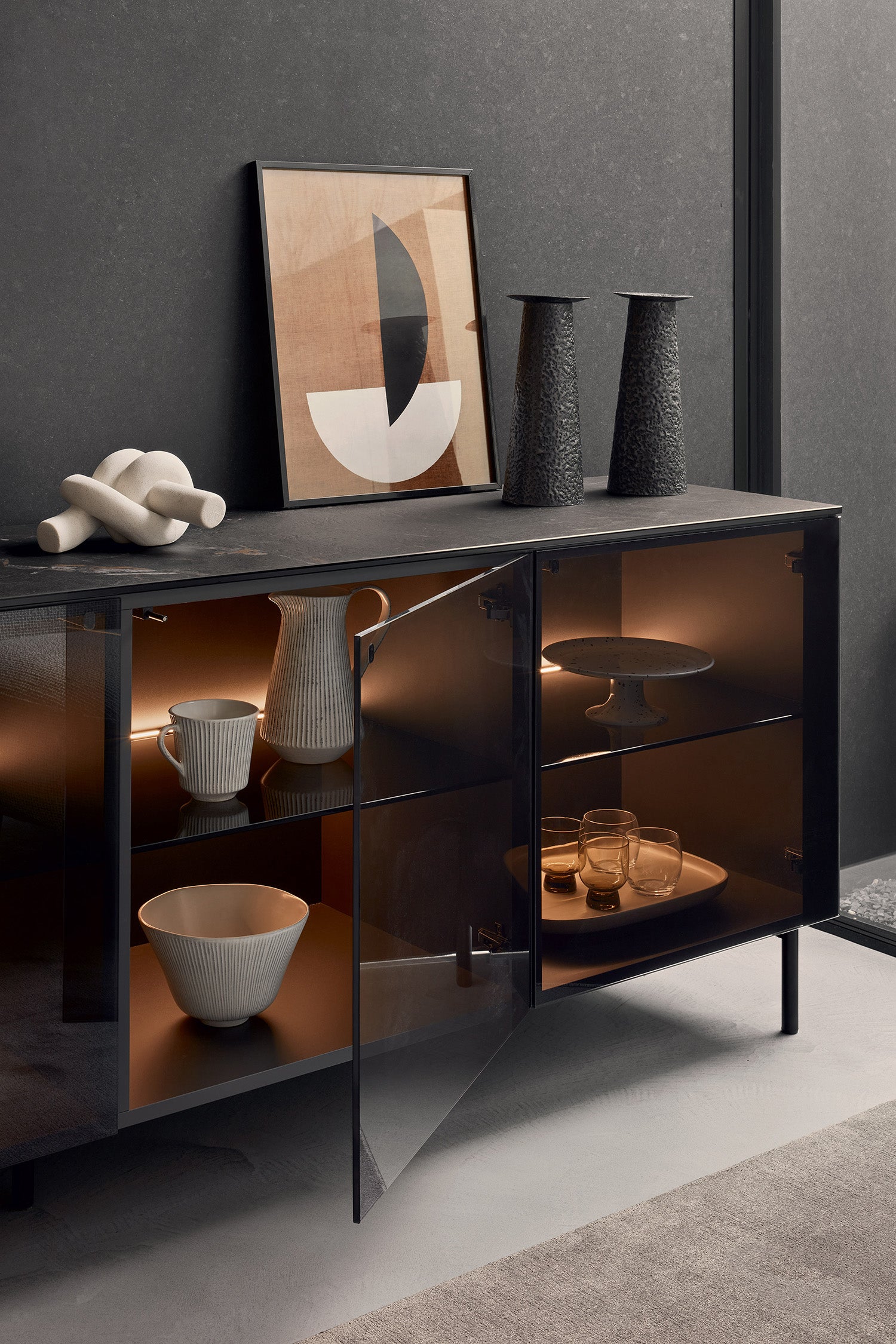 UNIVERSAL Glaskommode mit Beleuchtung, schwarz matt und braune Keramik
