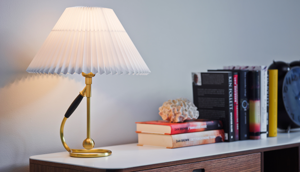 Lampe MODEL 306 weiß mit messingfarbener Basis