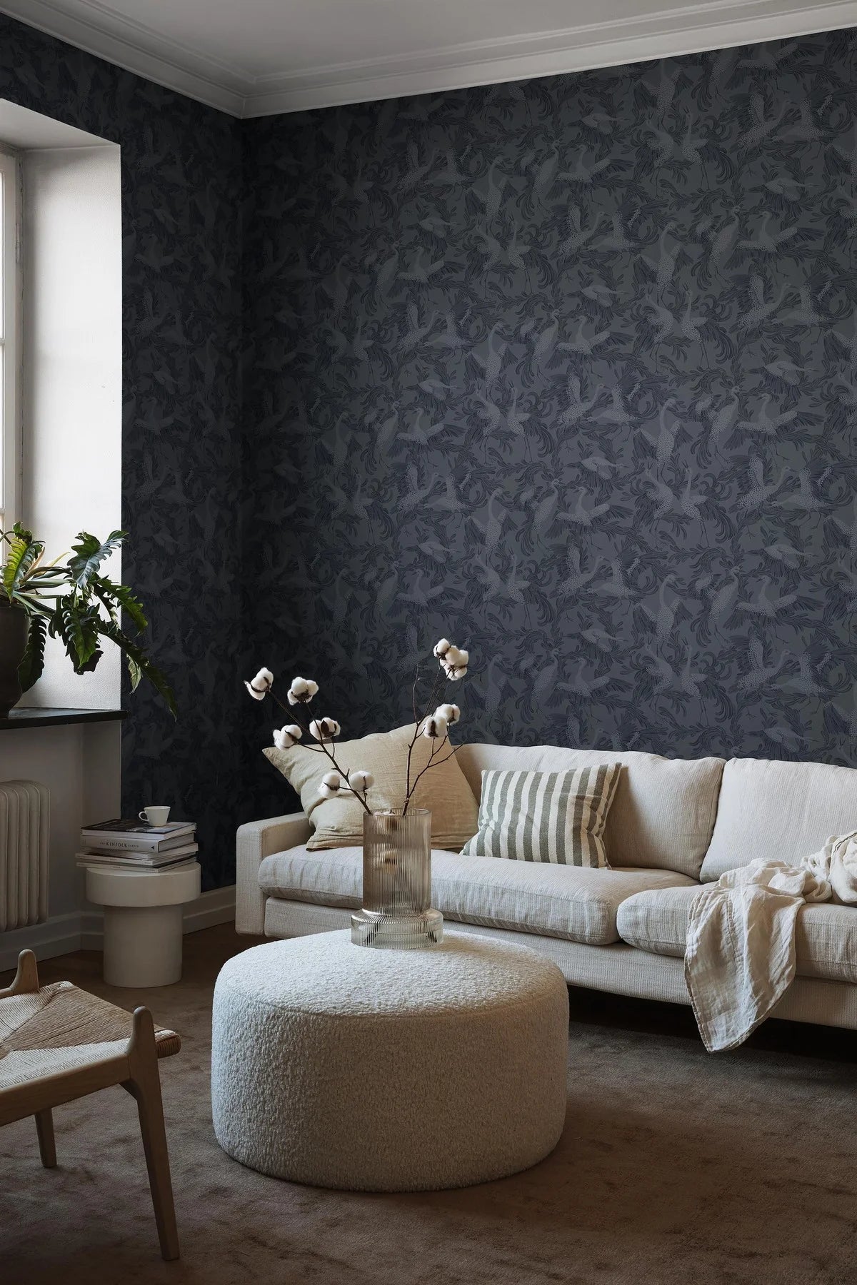 Tapete mit tierischem Motiv von Vögeln DANCING CRANE in Marineblau