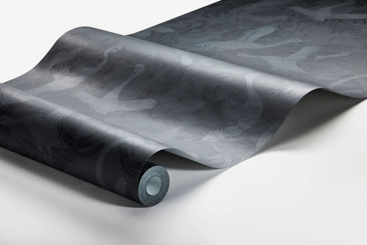 Tapete mit tierischem Motiv von Vögeln DANCING CRANE in Marineblau