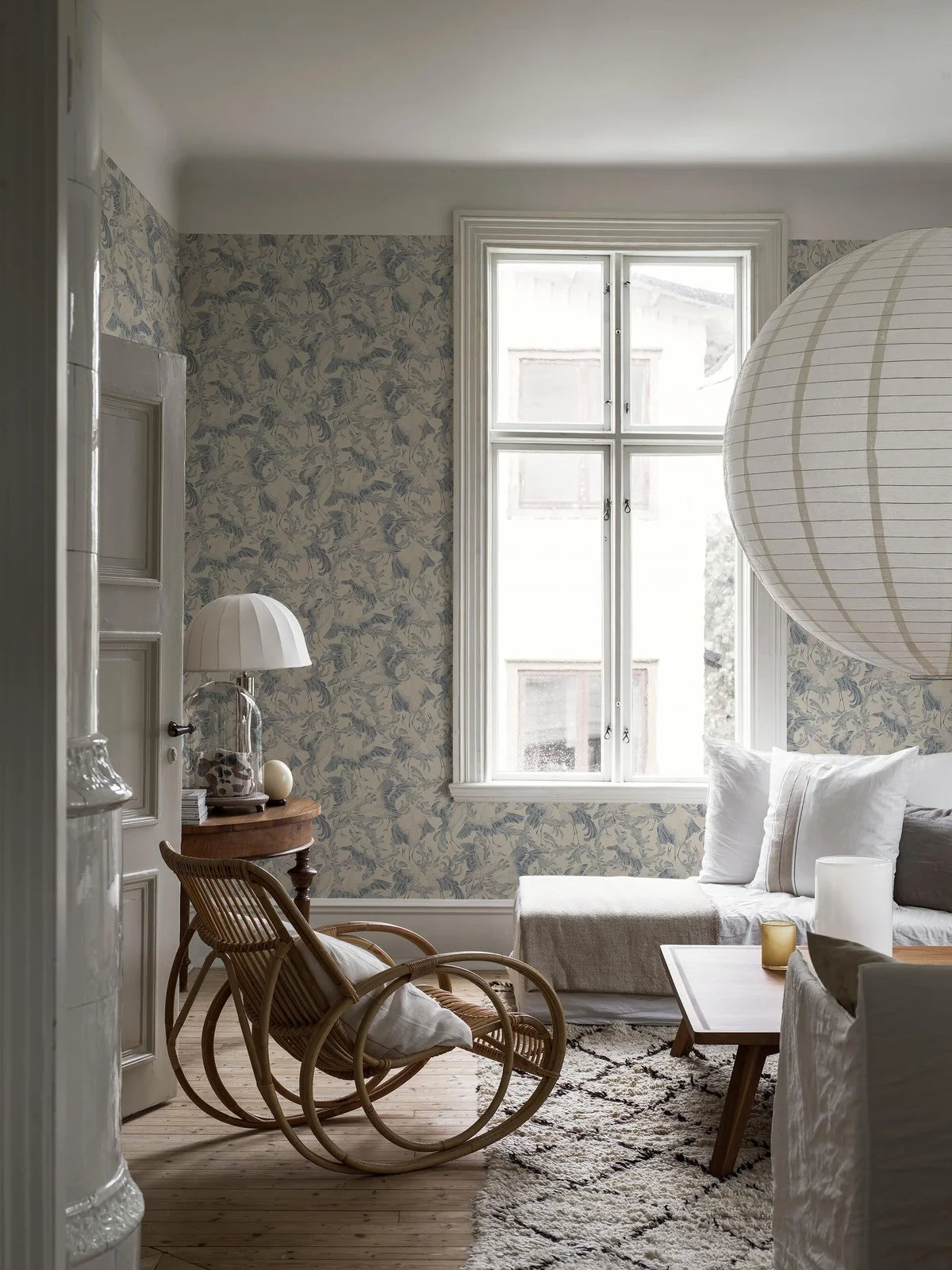 Tapete mit tierischem Motiv von Vögeln DANCING CRANE cremefarben mit Blau