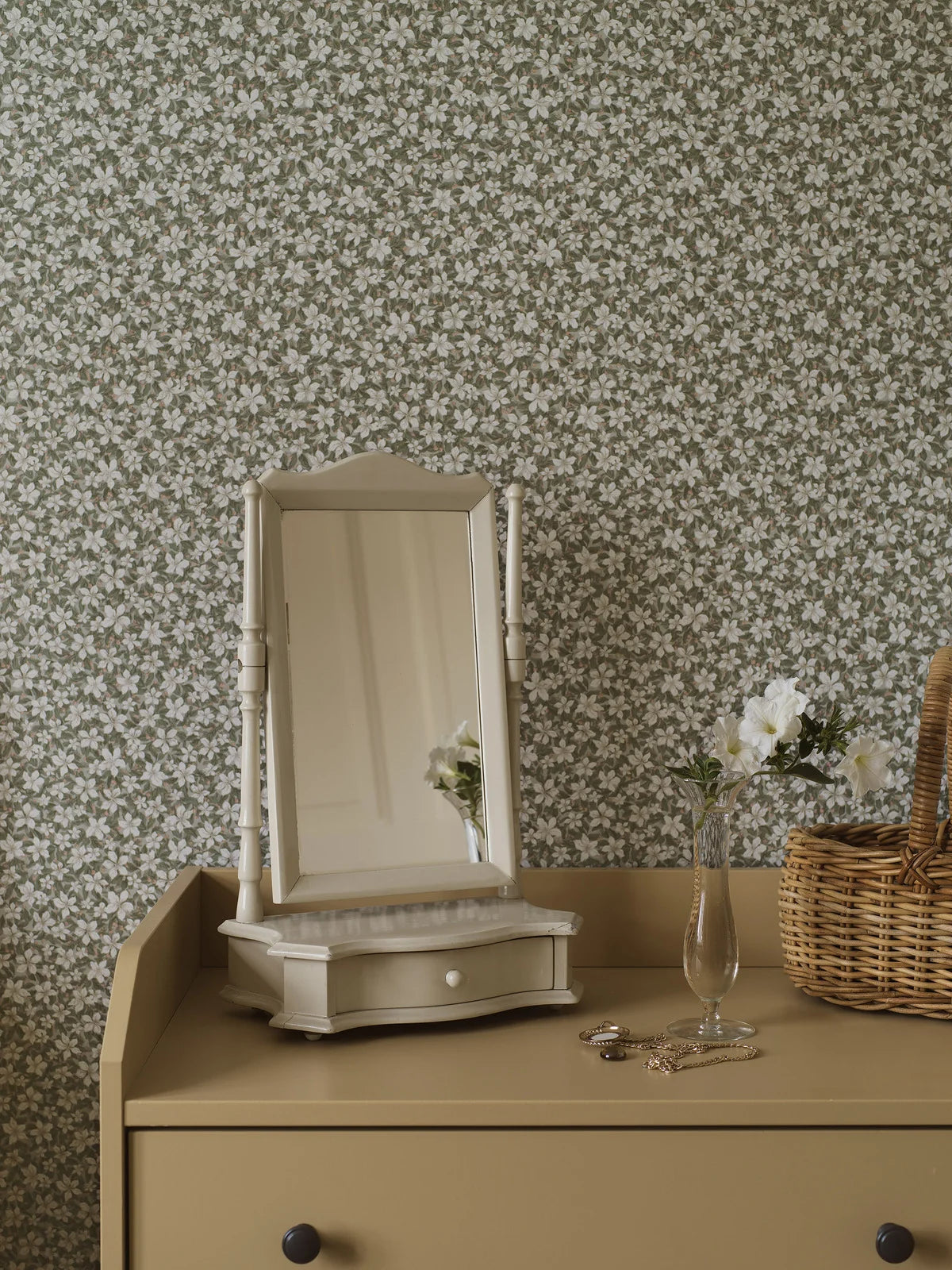 Tapete mit pflanzlichem Blumenmotiv SKOGSBLOMST grün mit weiß