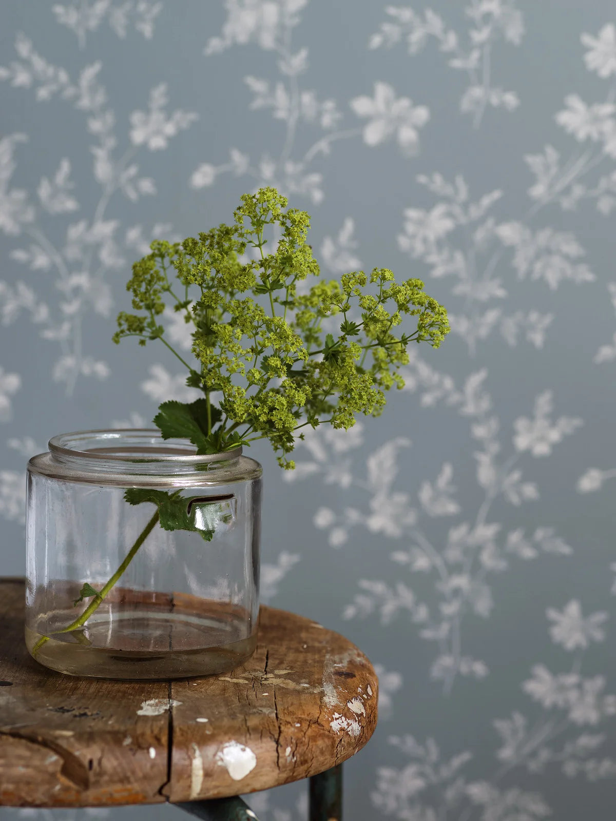 ÄNGSBLOMMA Blue and White Floral Pattern Wallpaper