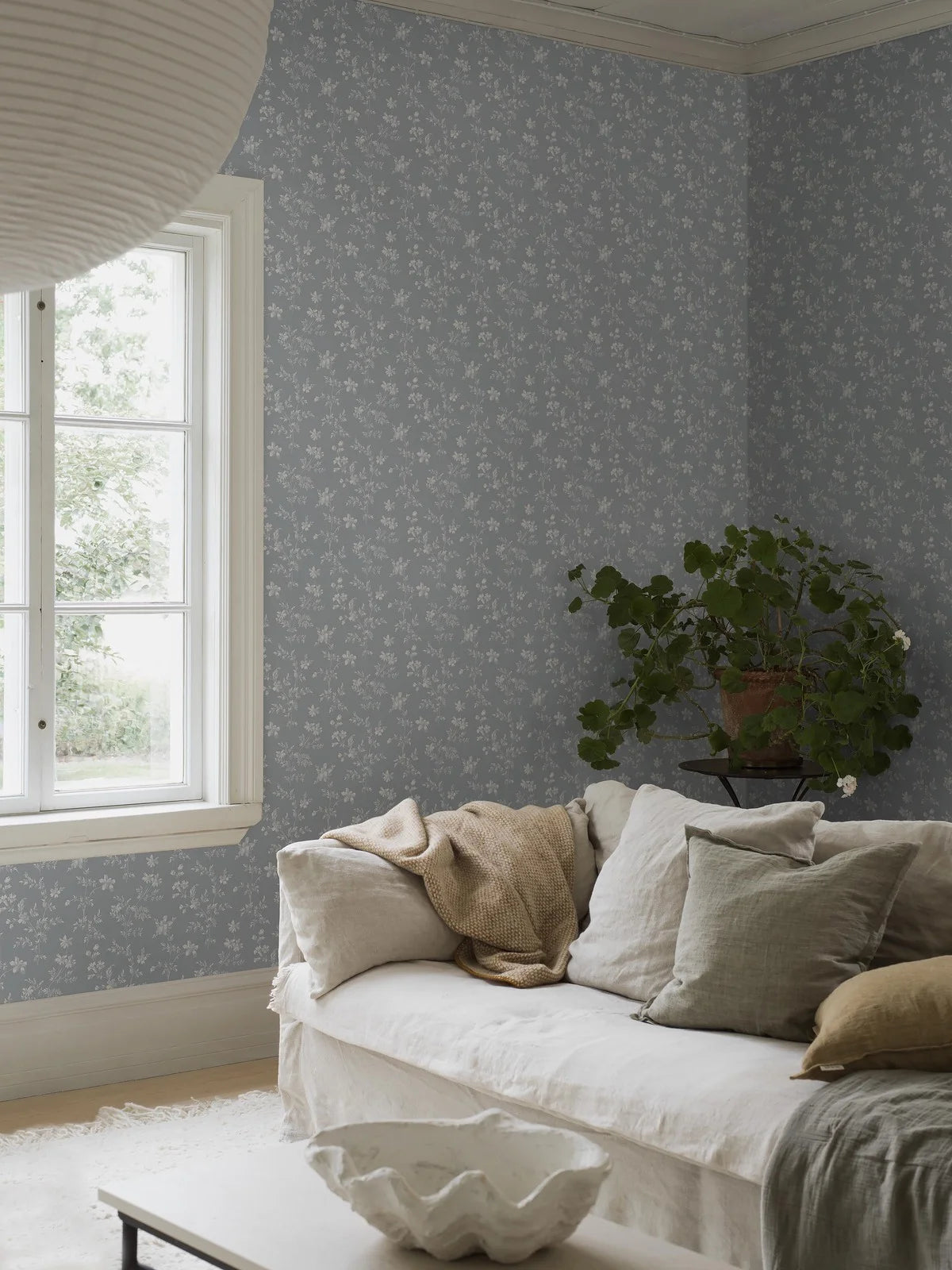 ÄNGSBLOMMA Blue and White Floral Pattern Wallpaper
