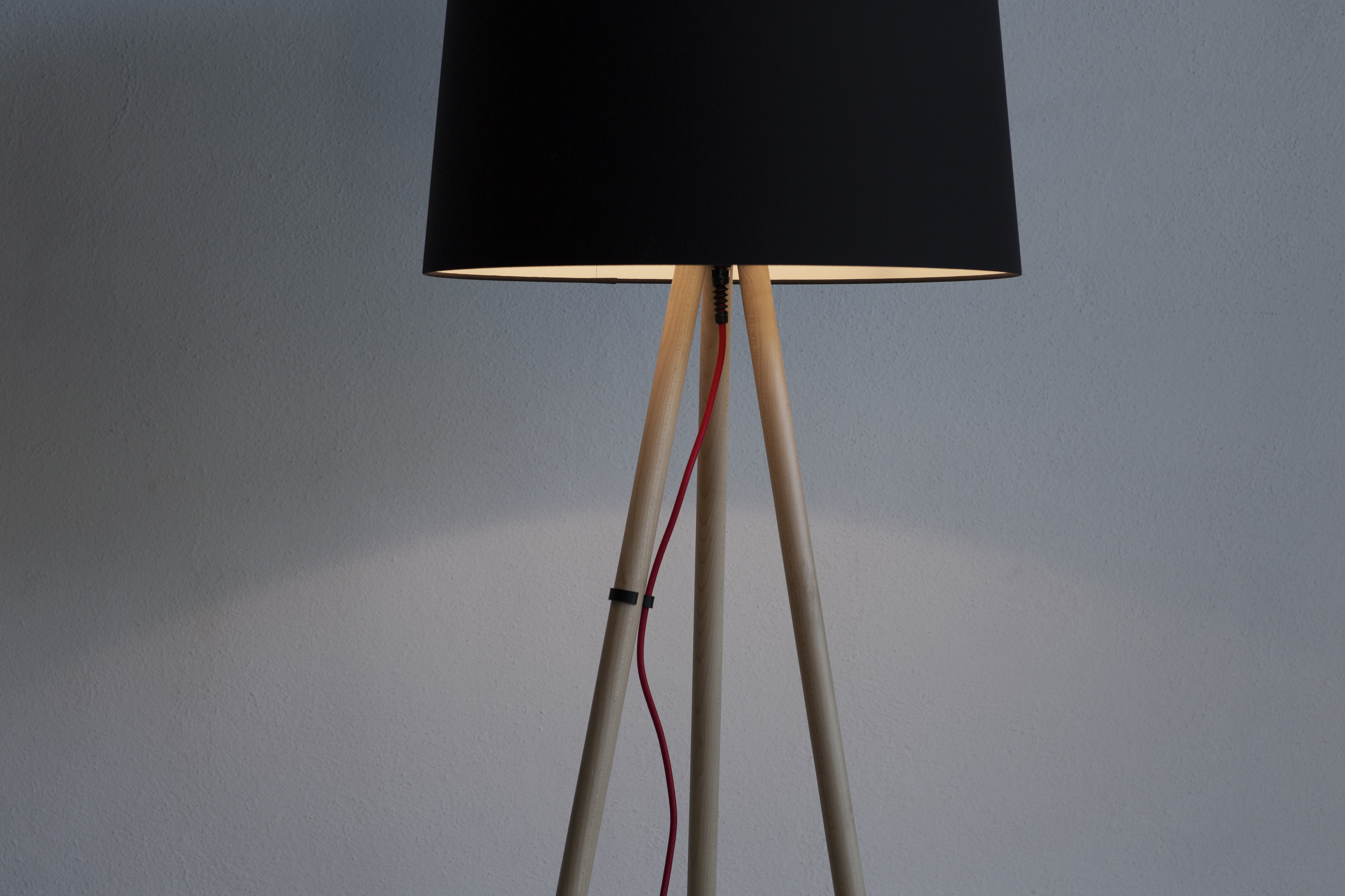 Lampa podłogowa EVA czarny klosz z czarną podstawą