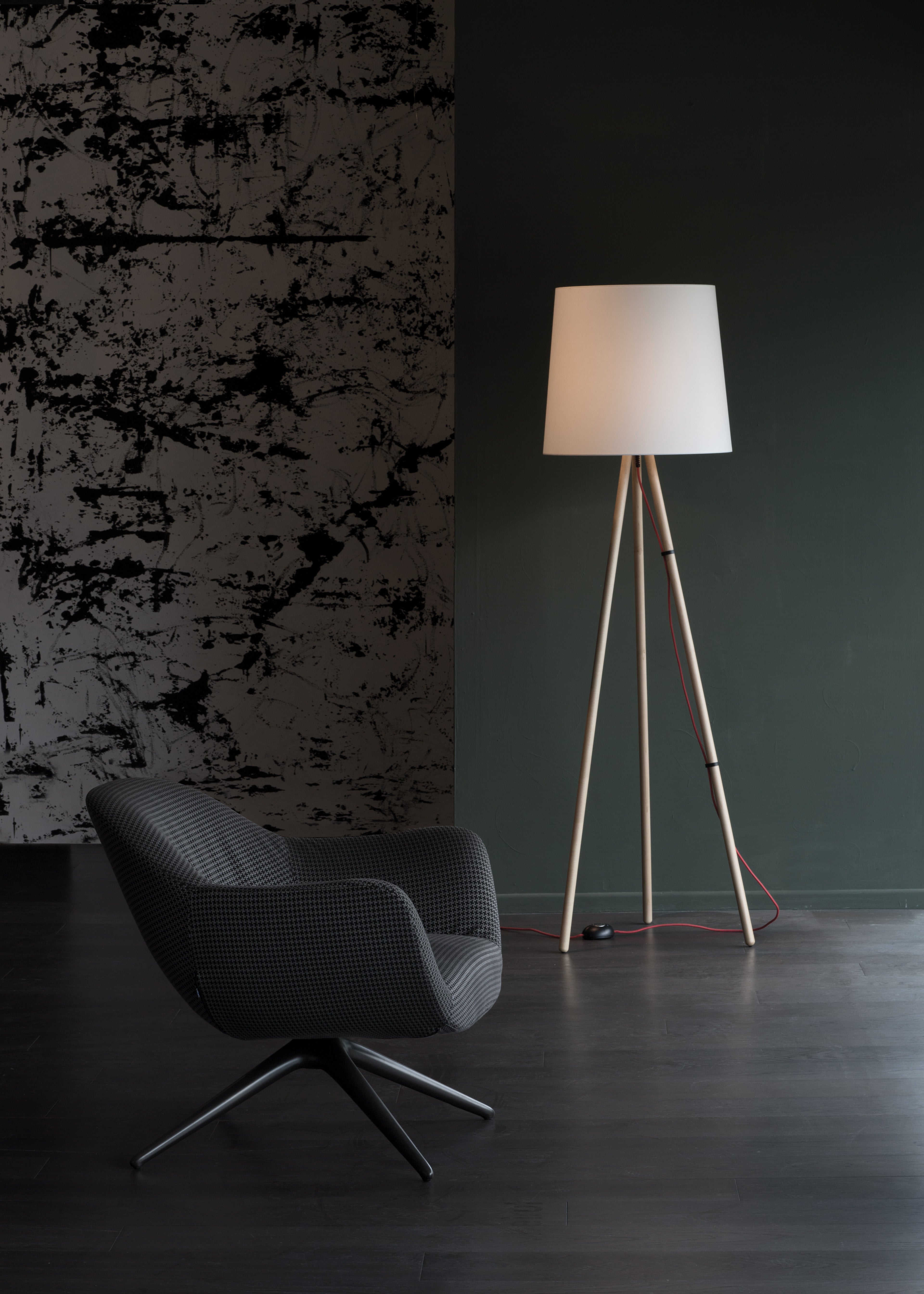 Lampa podłogowa EVA czarny klosz z aluminiową podstawą