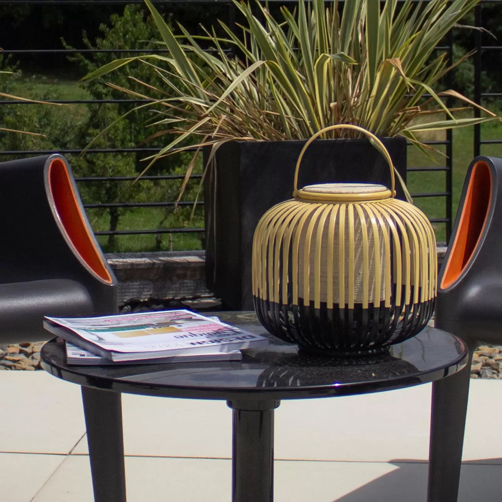 Tragbare Lampe nimmt einen Weg schwarz