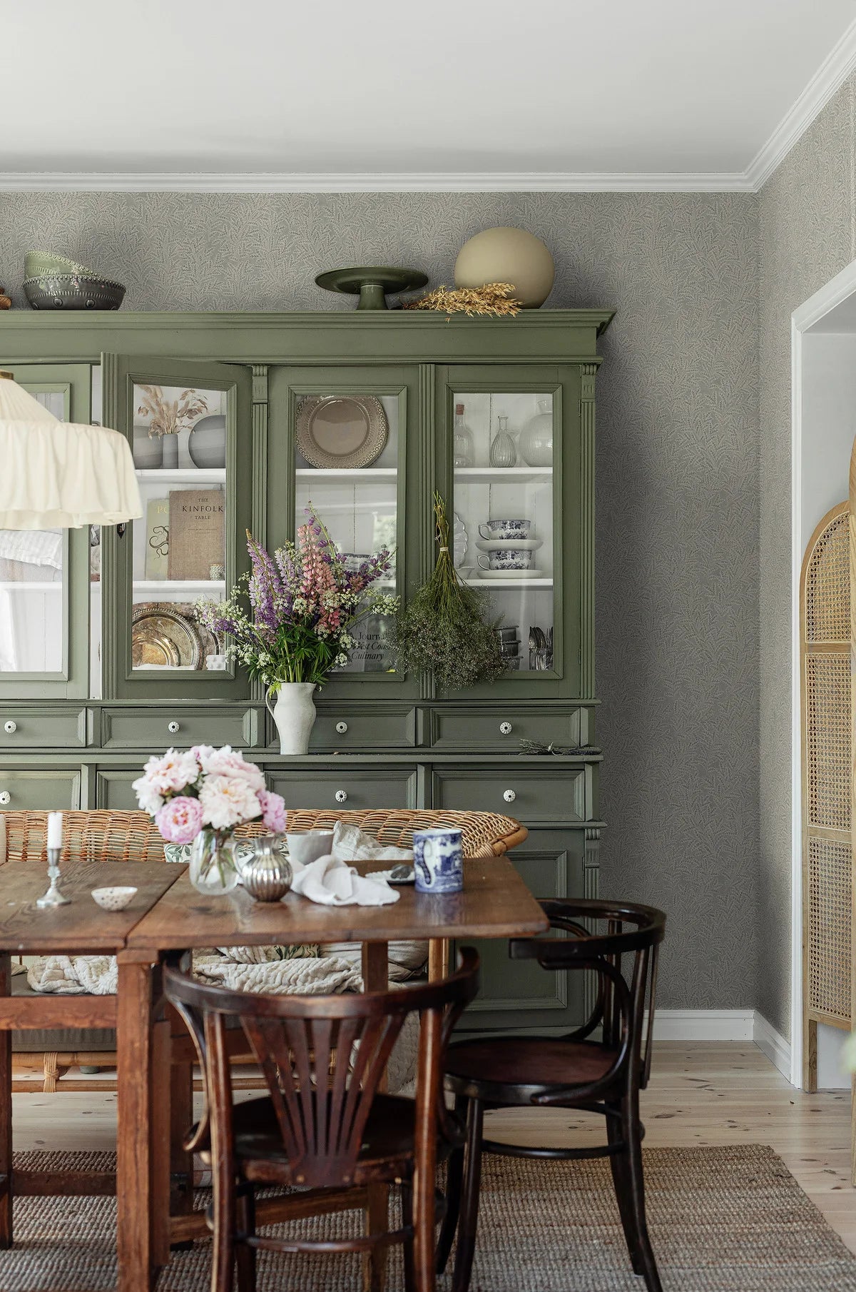 Tapete mit pflanzlichem Blattmuster MOLLY’S MEADOW gedämpftes Grün mit Beige