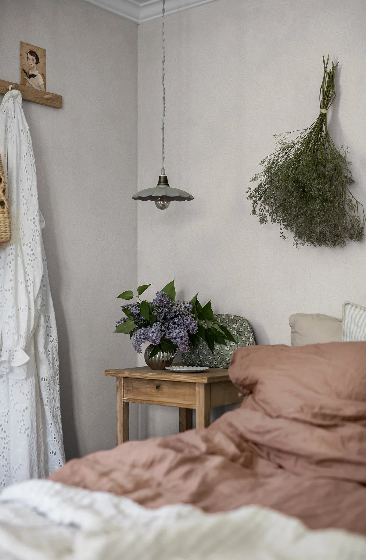 Tapete mit pflanzlichem Blattmuster MOLLY’S MEADOW gebrochenes Weiß