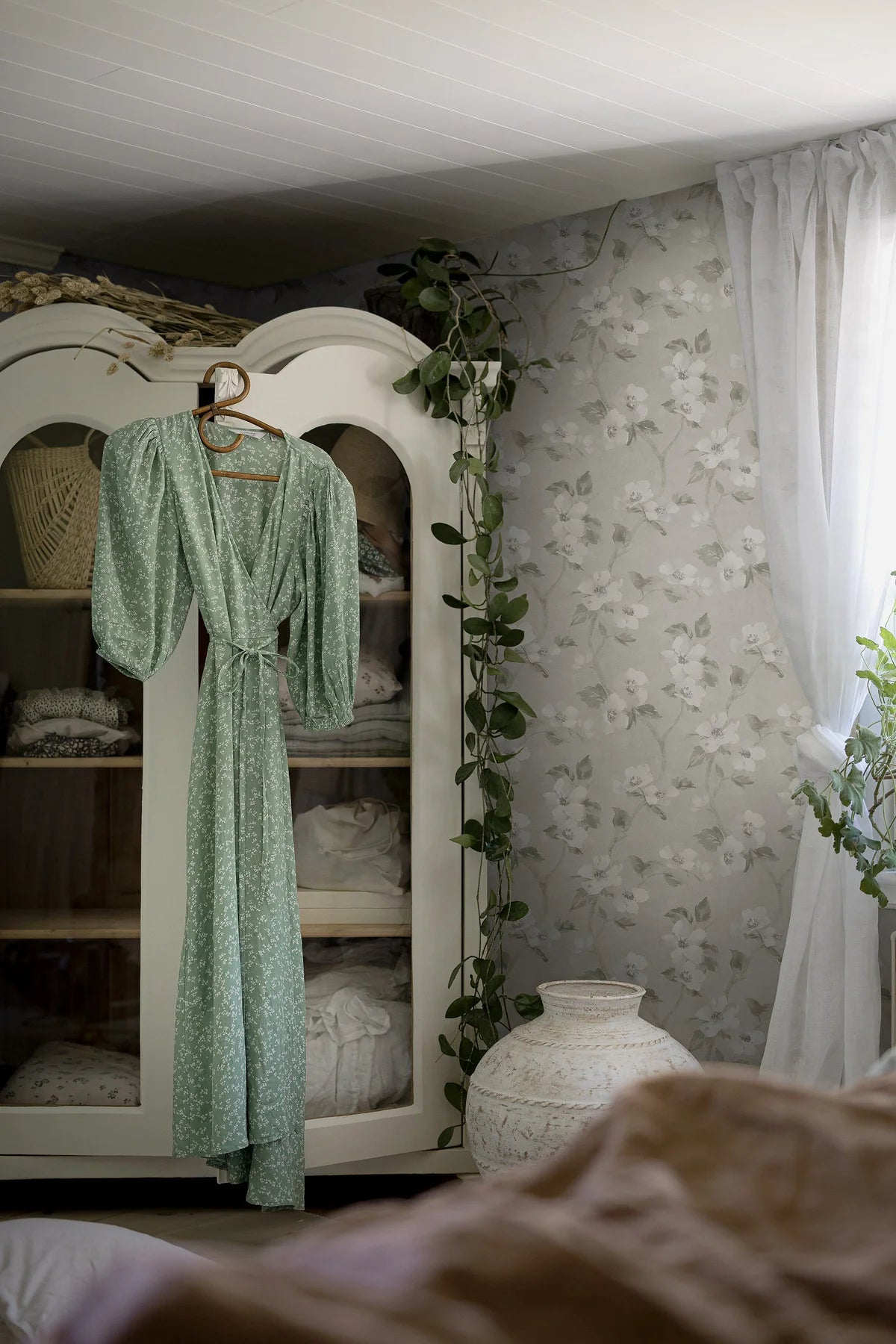 Tapete mit floralem Muster HELEN’S FLOWER grau-beige mit Weiß