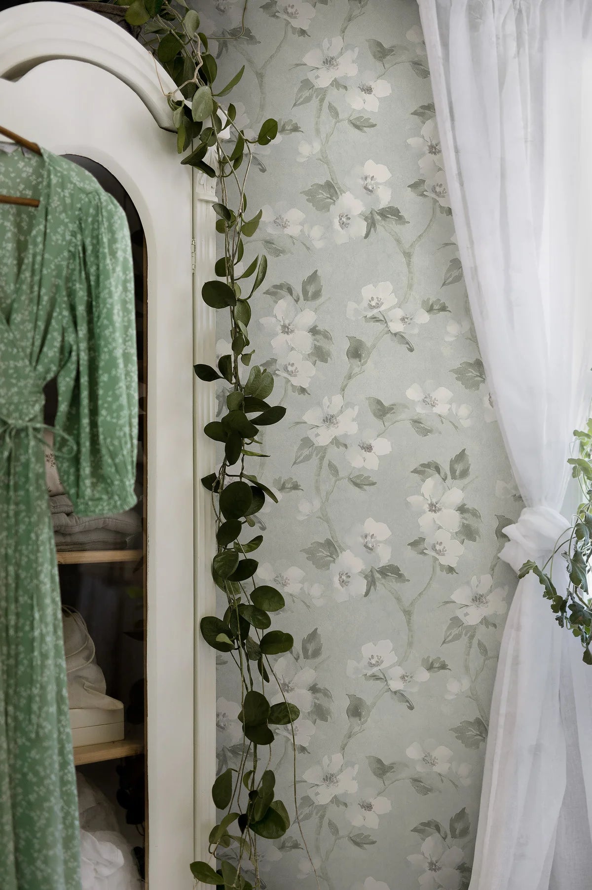 Tapete mit floralem Muster HELEN’S FLOWER grau-grün mit Weiß