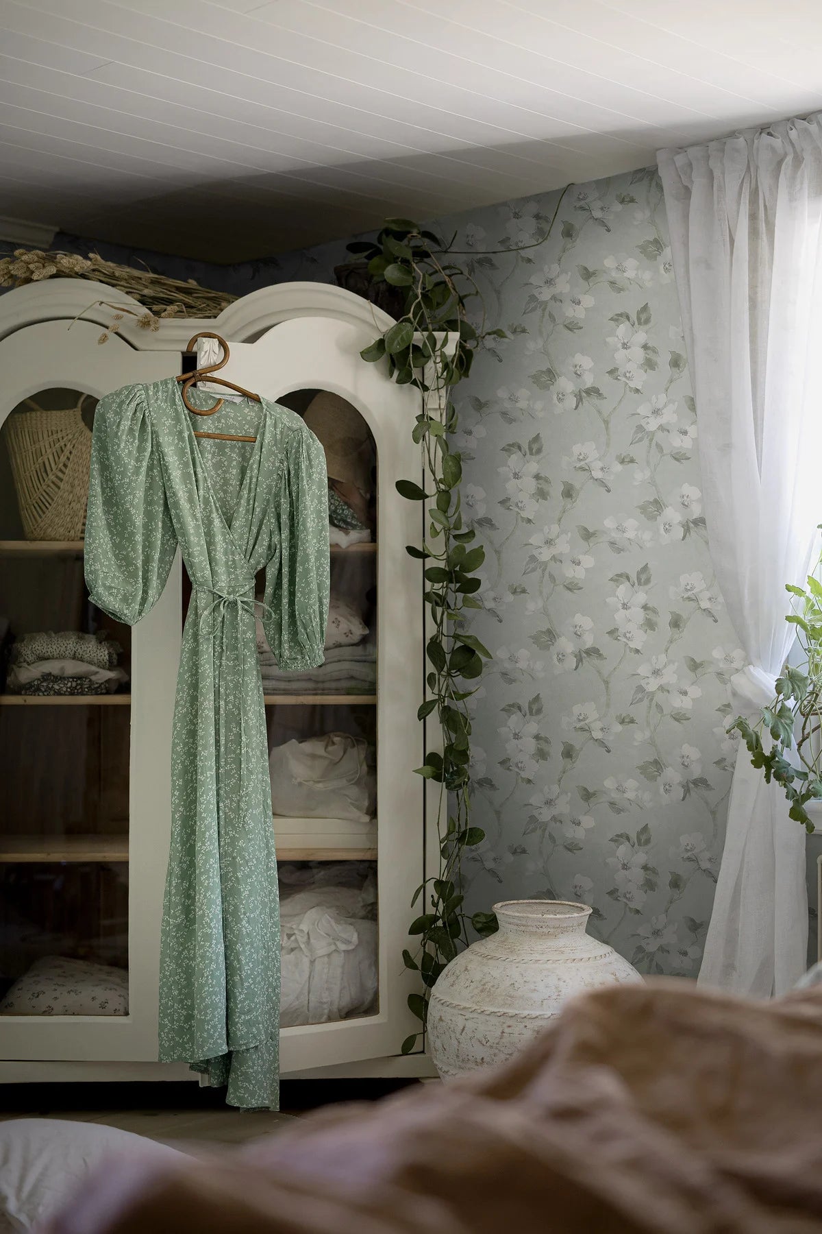 Tapete mit floralem Muster HELEN’S FLOWER grau-grün mit Weiß