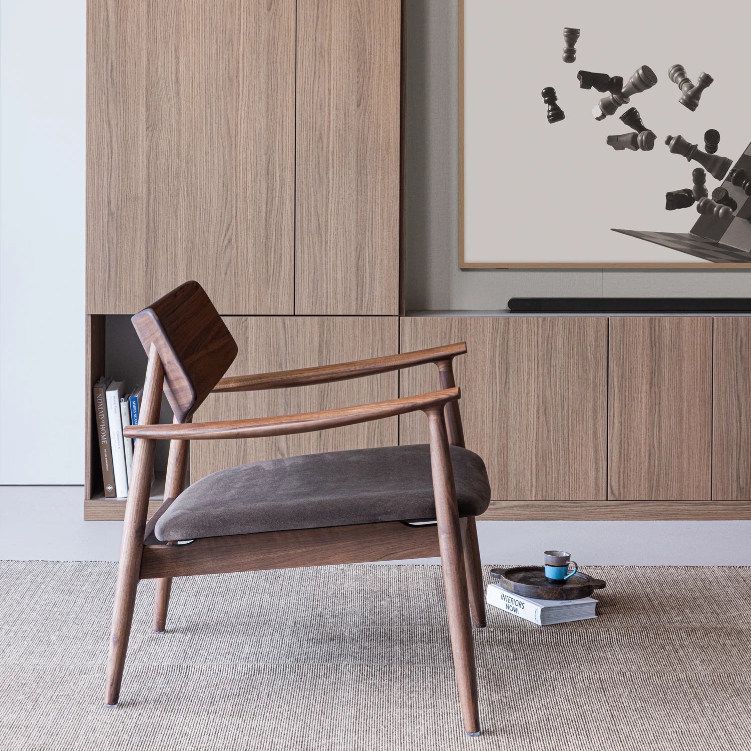 Sessel BASK mit braunem Sitz und Nussbaumgestell