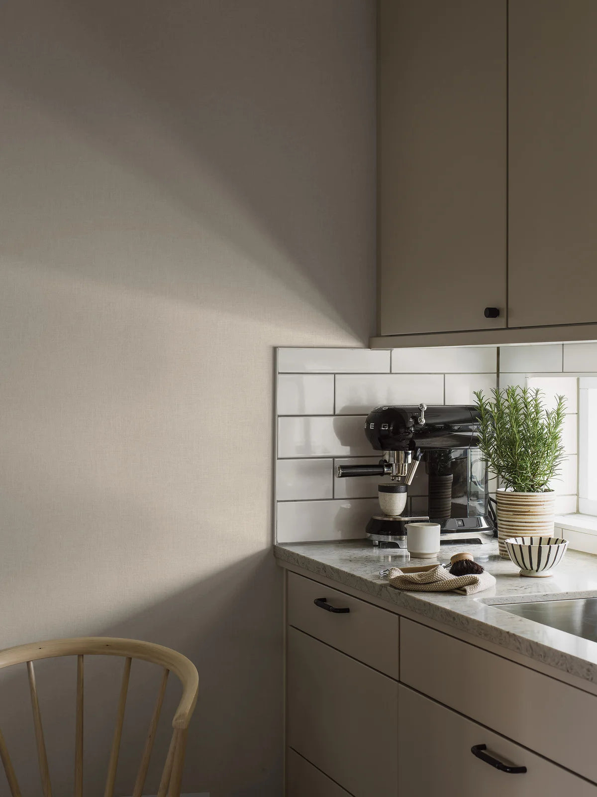 Vlies-Tapete aus Papier und Textil VEGA dunkelbeige