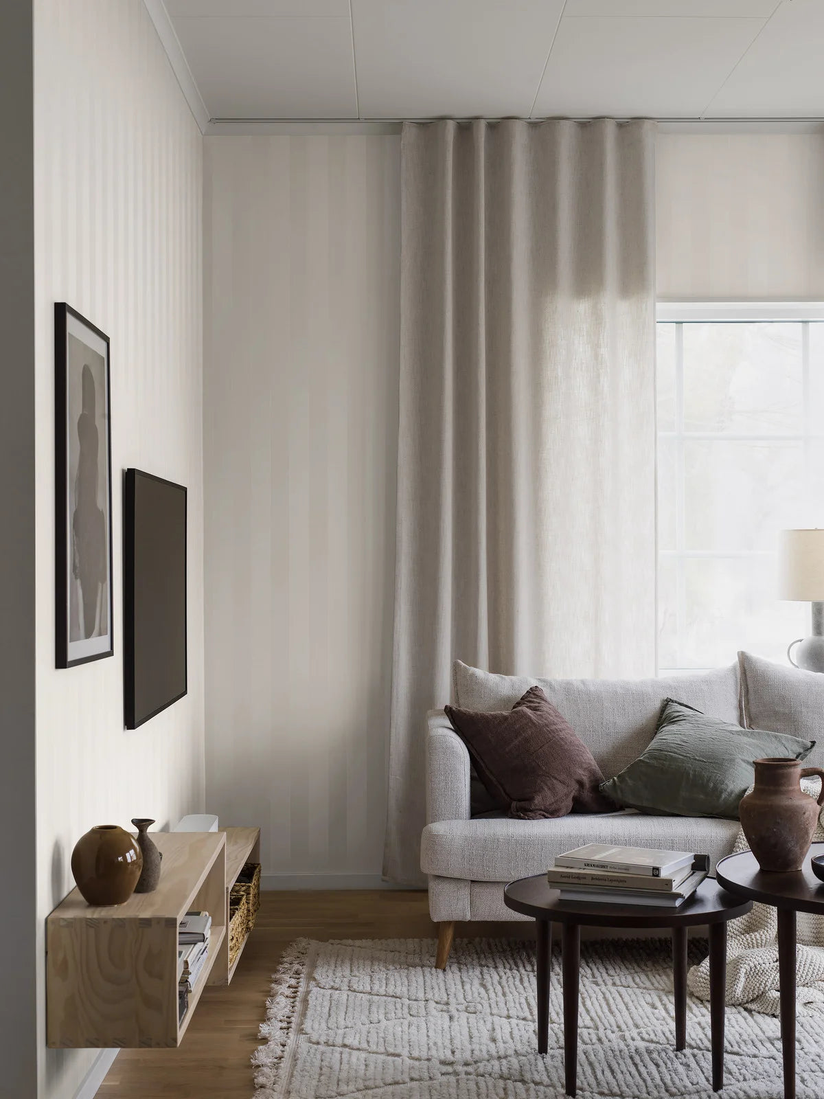 Vlies-Tapete mit Streifen KARL in Weiß mit pudrigem Rosa